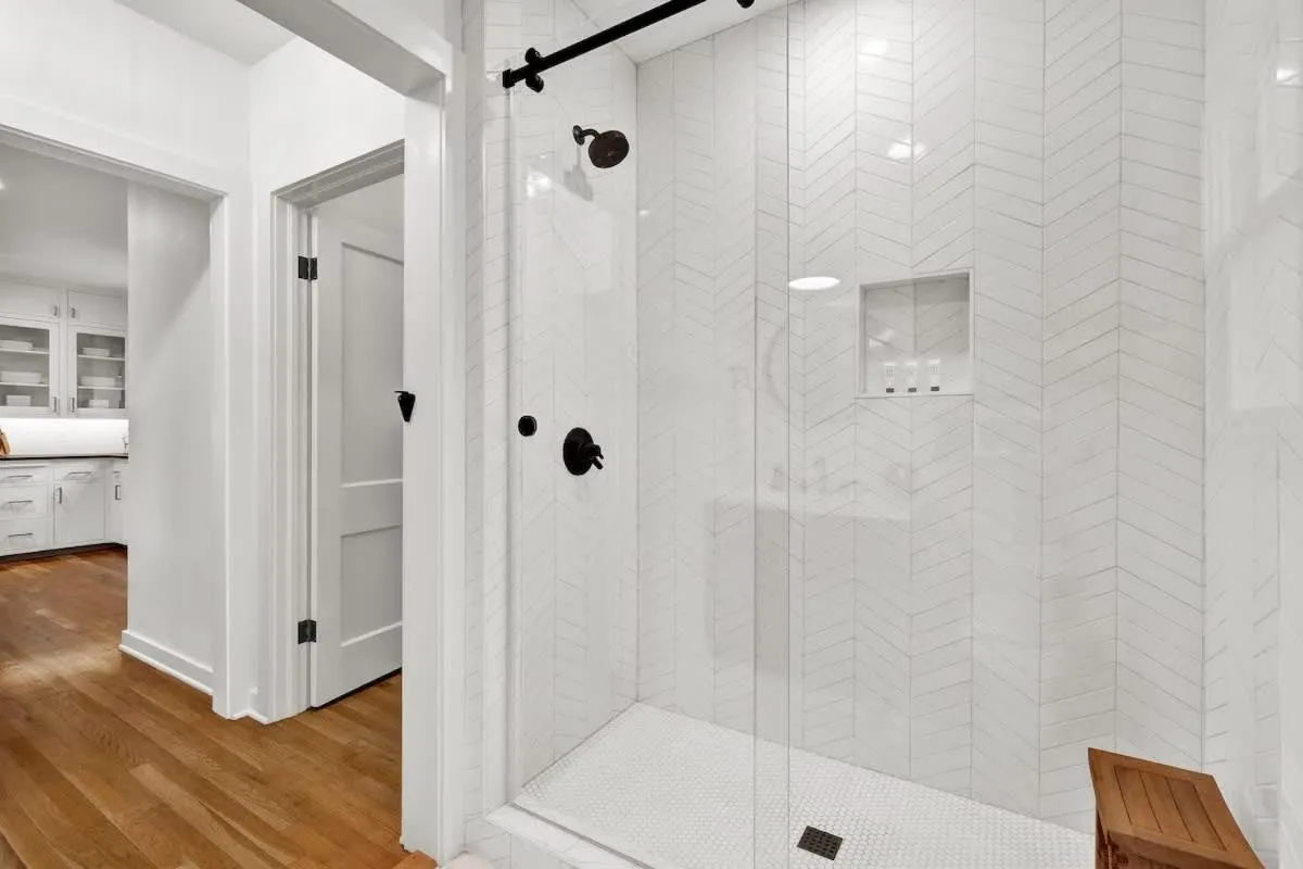 Shower in Harley House with Hot Tub & Grill - Historic District