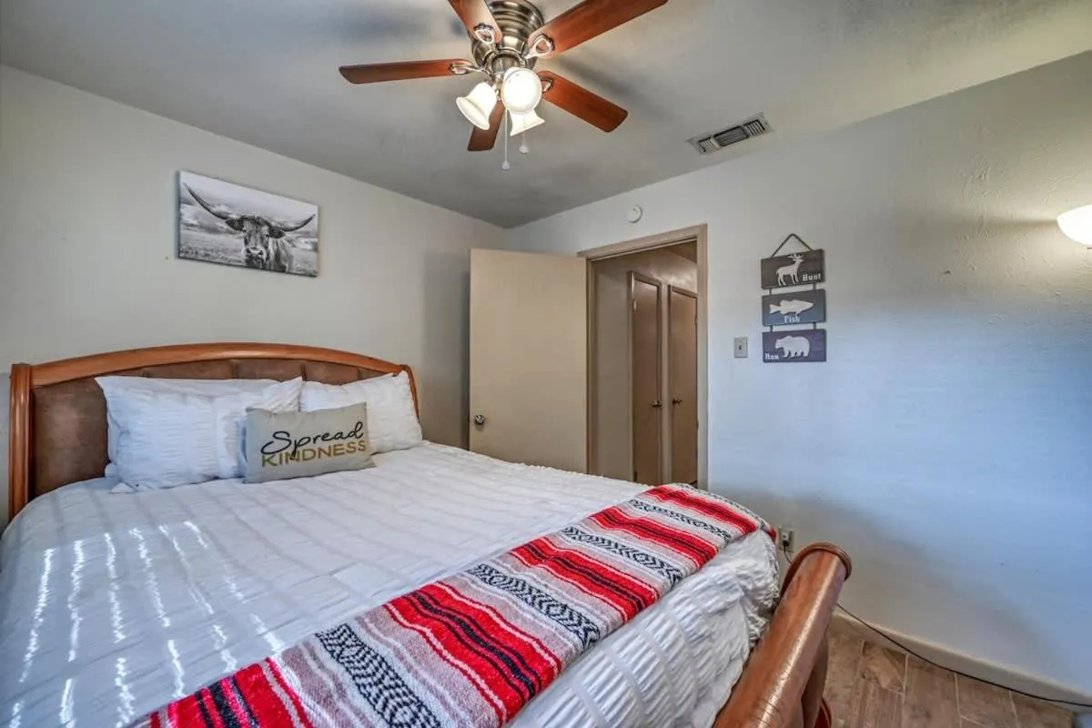 Bed in Kerrville Hidden Gem with Firepit and Grill - Great Location