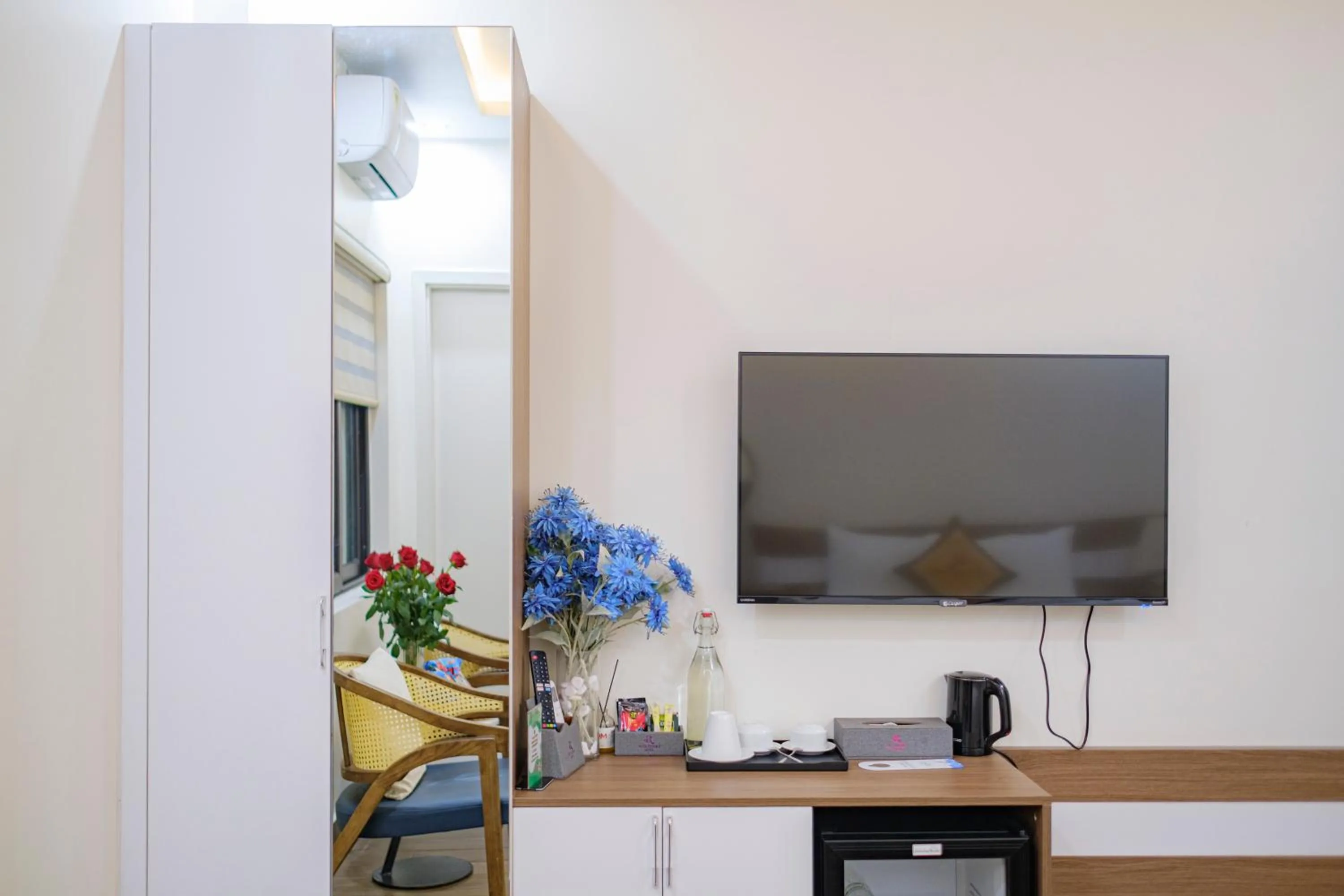 TV and multimedia in Roza Palace Cat Ba