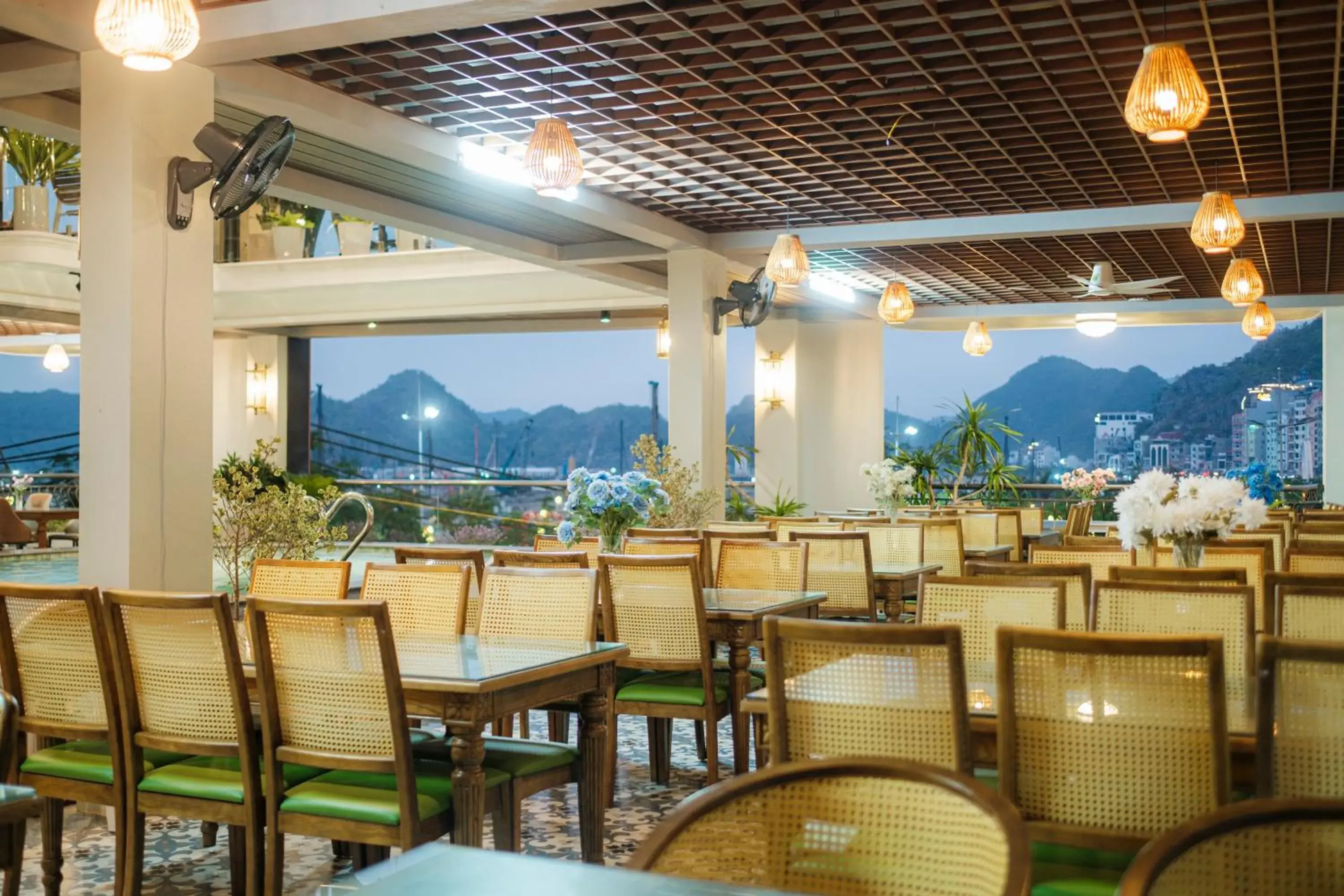 Restaurant/places to eat in Roza Palace Cat Ba Restaurant/places to eat in Roza Palace Cat Ba