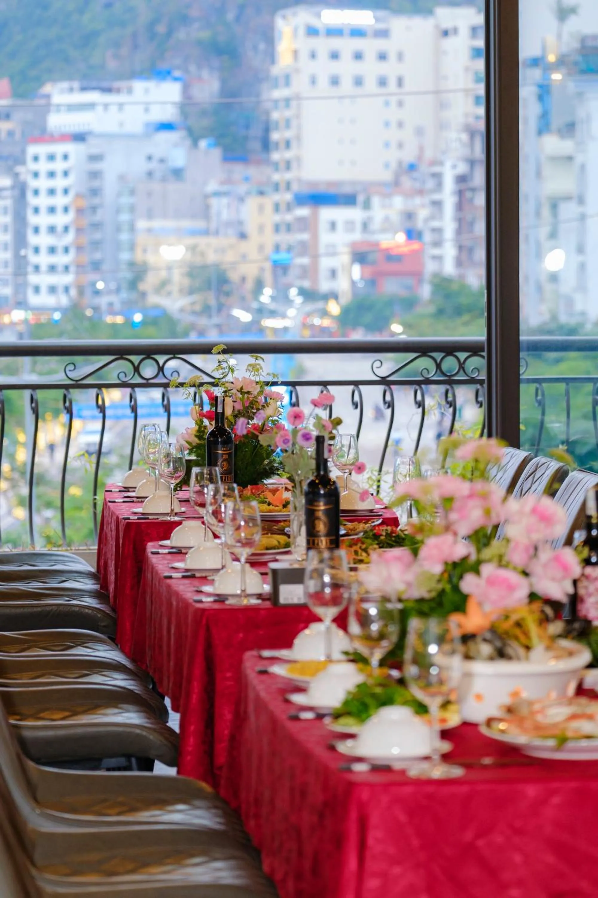 Restaurant/places to eat in Roza Palace Cat Ba