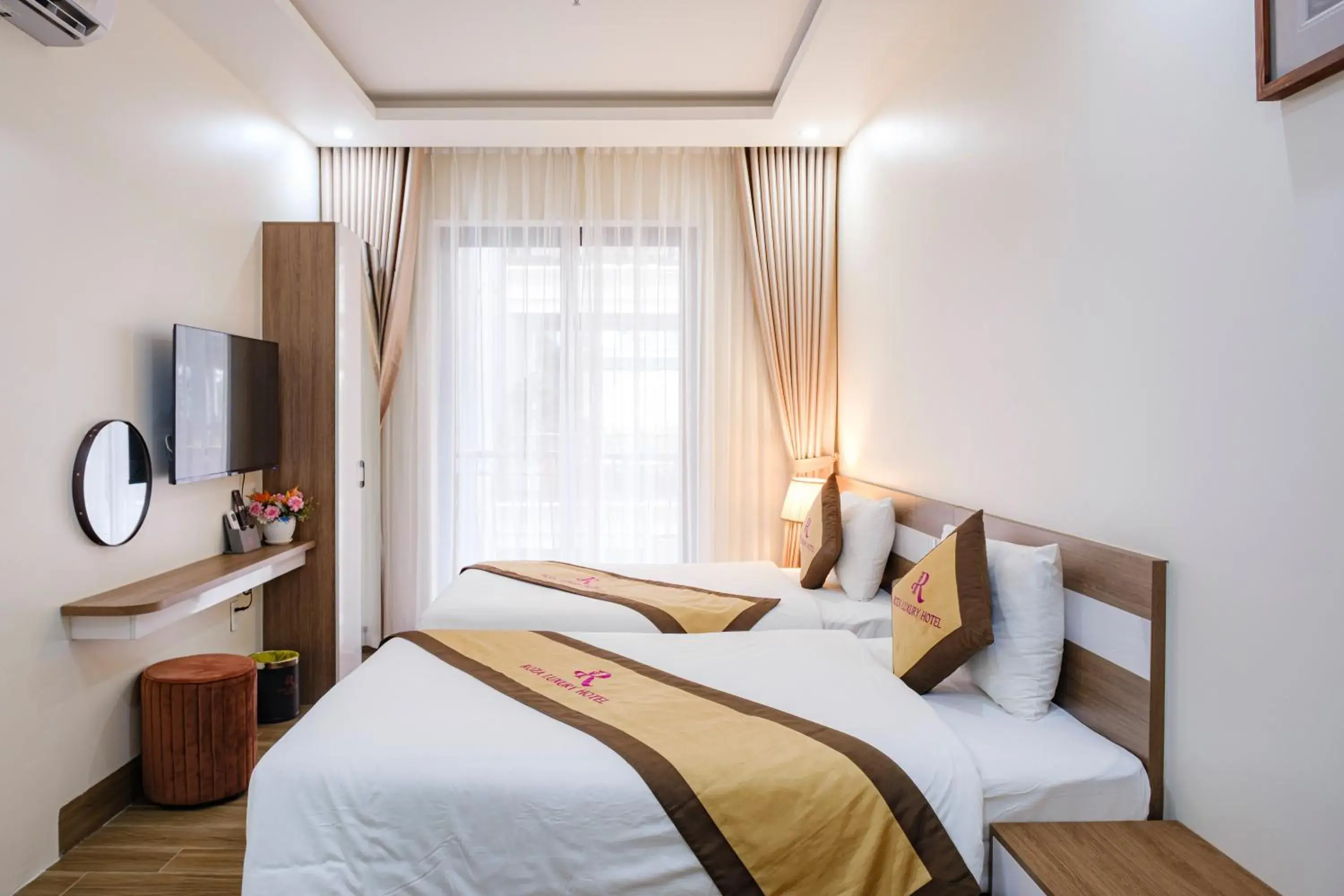 Bed in Roza Palace Cat Ba Bed in Roza Palace Cat Ba