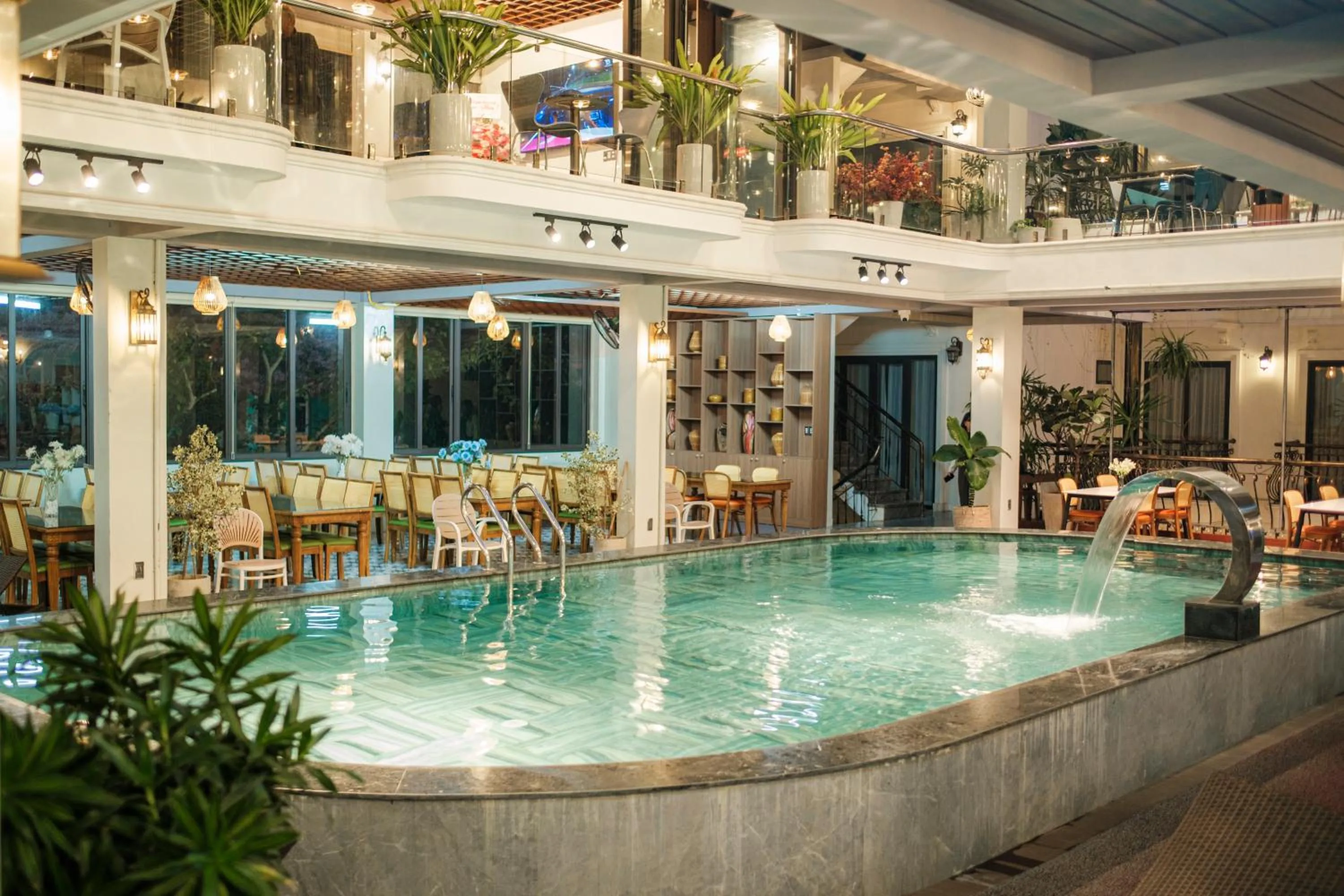 Restaurant/places to eat in Roza Palace Cat Ba