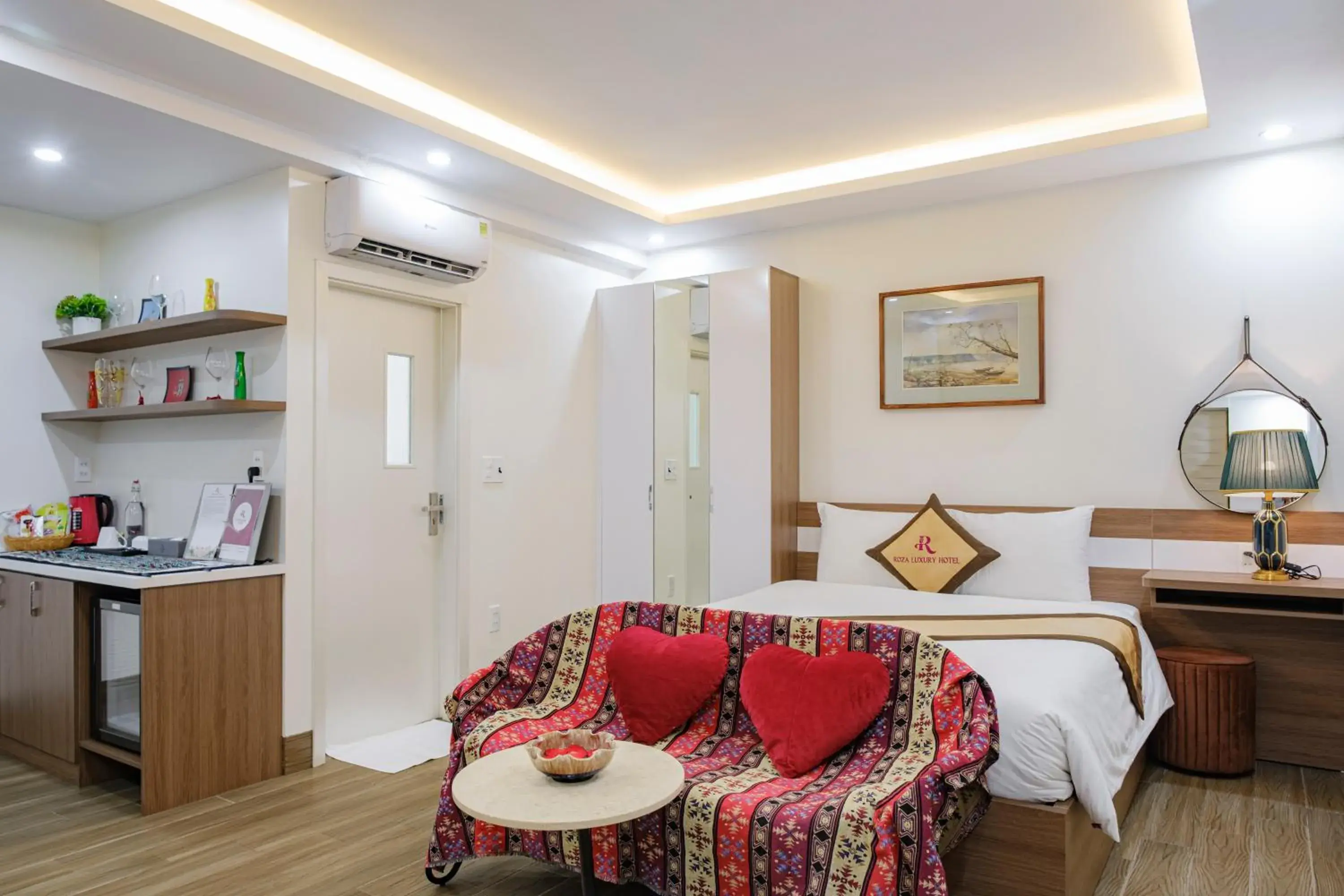 Bed in Roza Palace Cat Ba Bed in Roza Palace Cat Ba