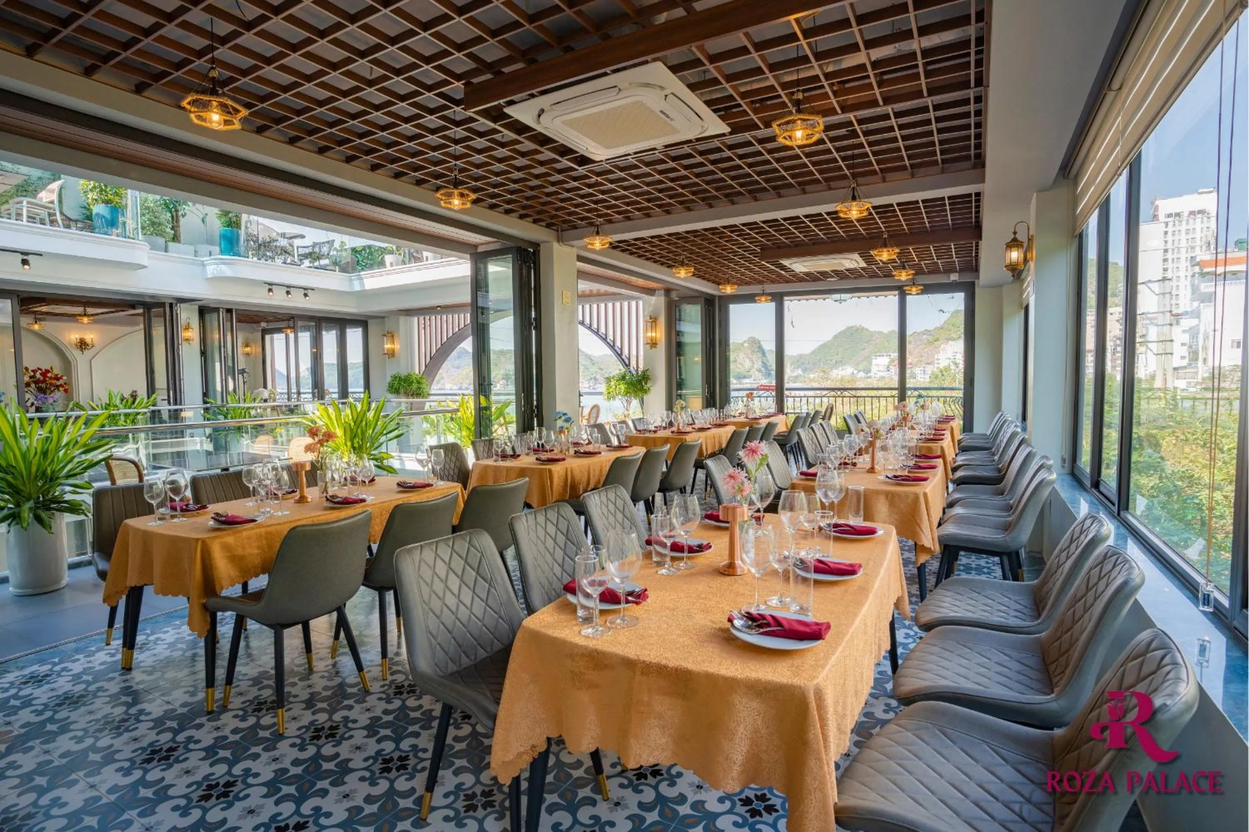 Restaurant/places to eat in Roza Palace Cat Ba