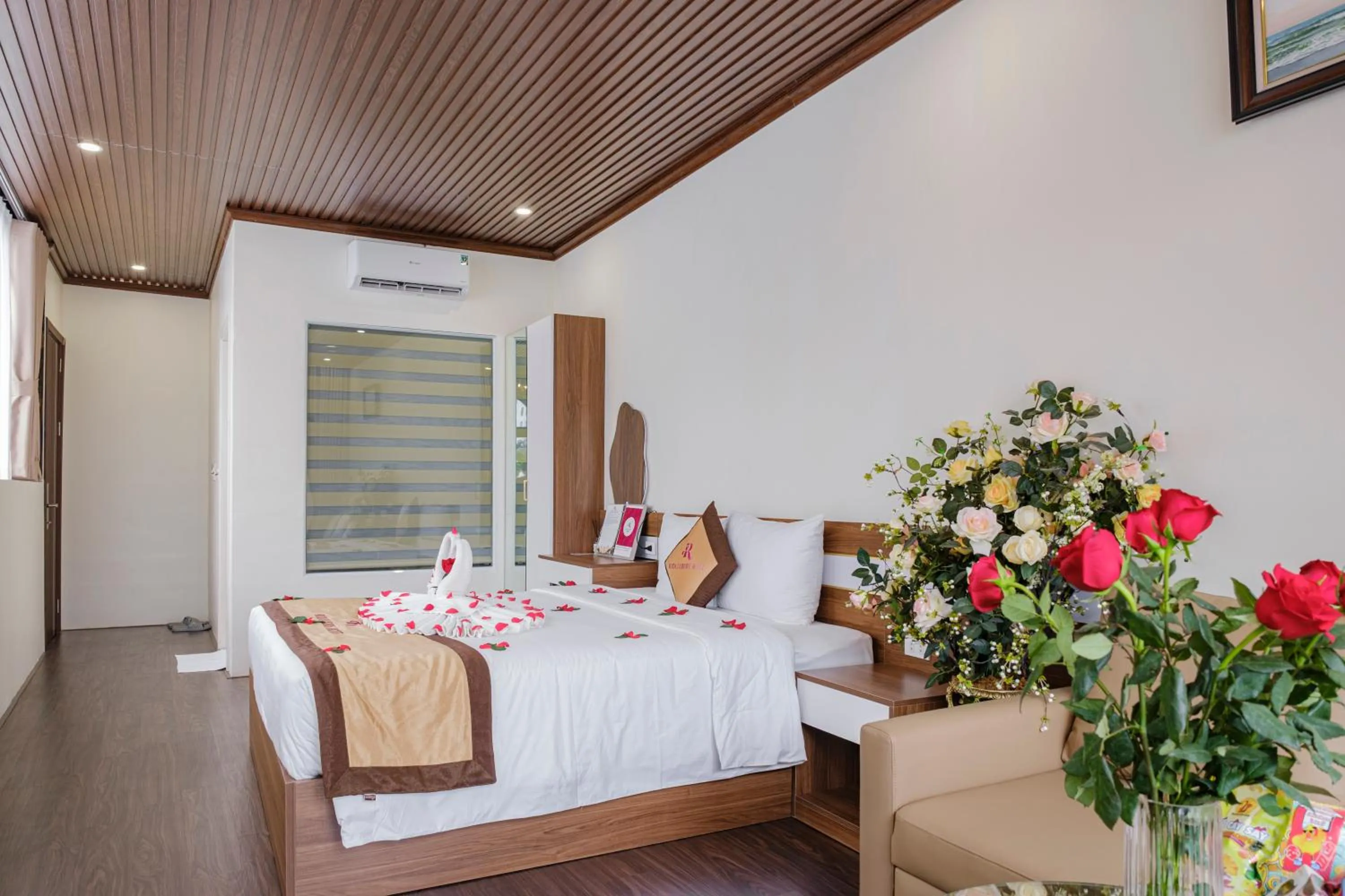 Bed in Roza Palace Cat Ba