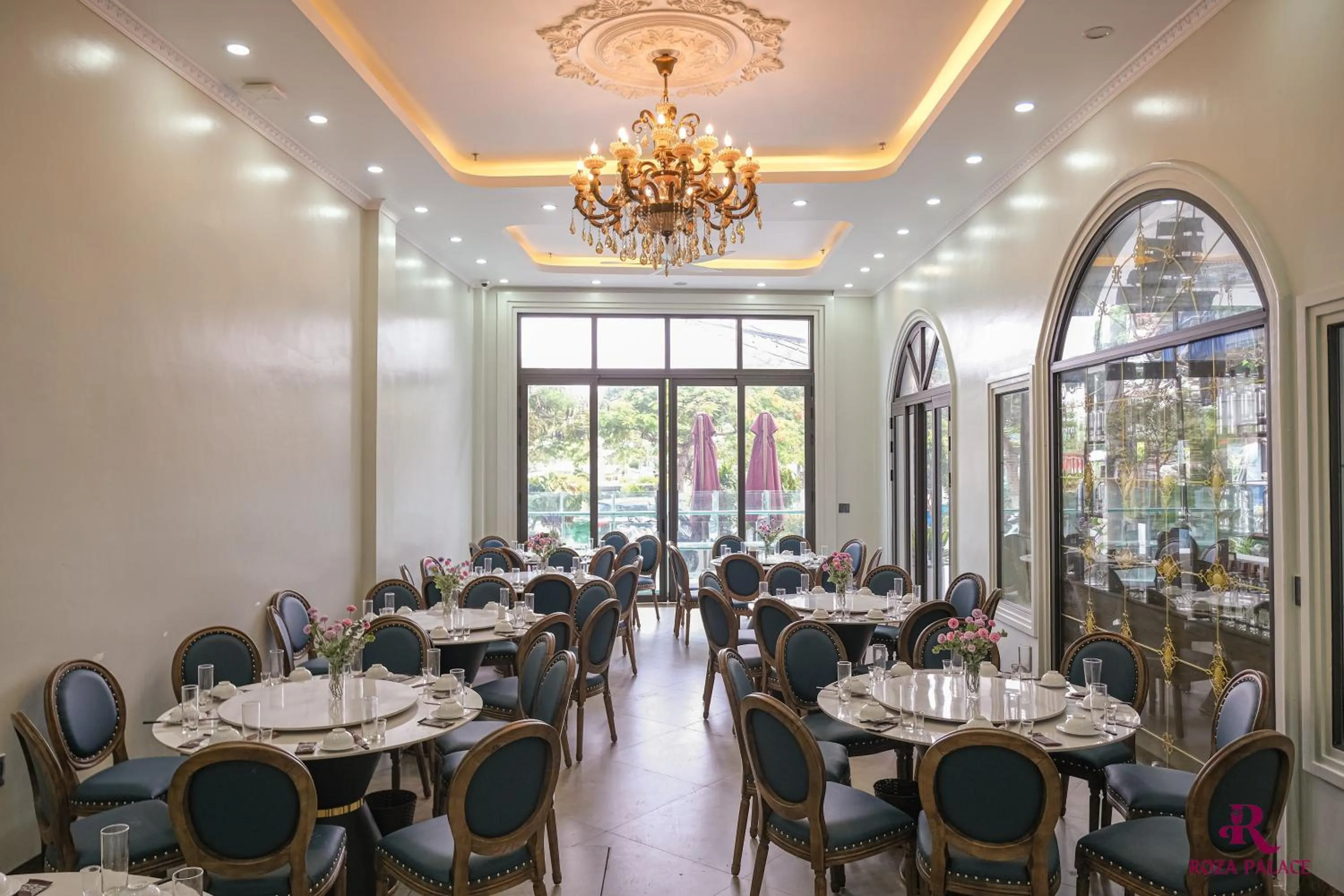 Restaurant/places to eat in Roza Palace Cat Ba