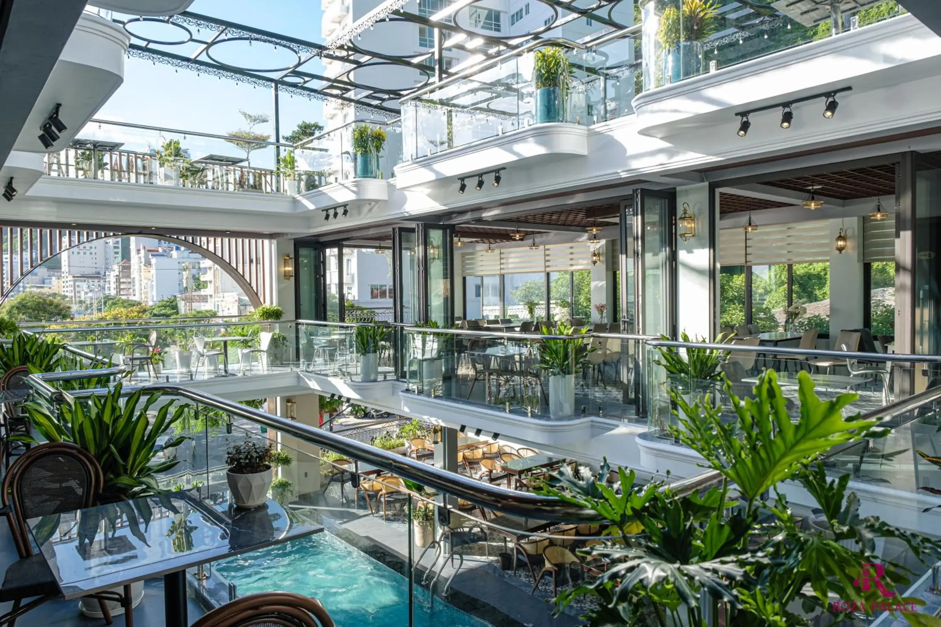 Swimming pool in Roza Palace Cat Ba Swimming pool in Roza Palace Cat Ba