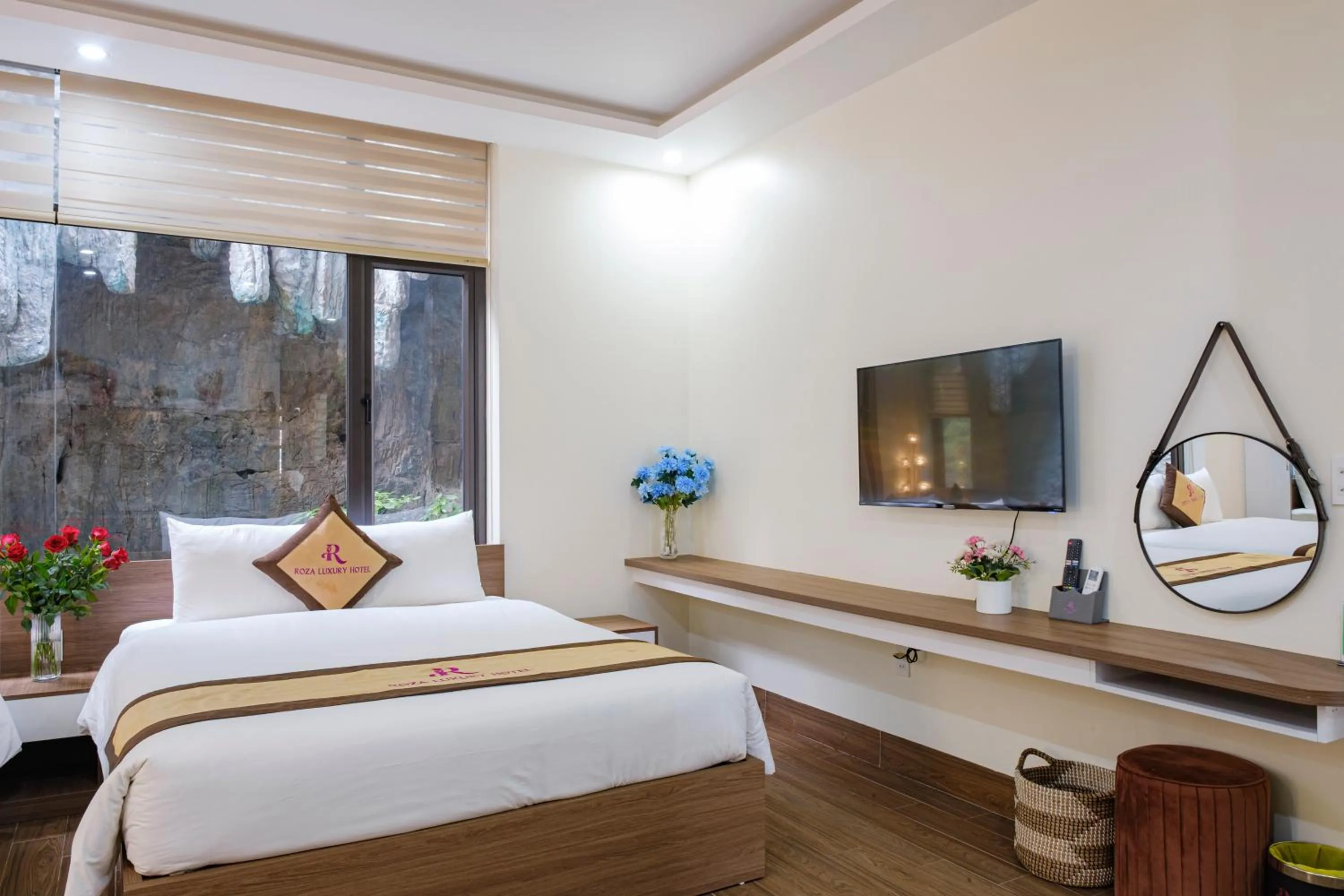 Photo of the whole room, Bed in Roza Palace Cat Ba