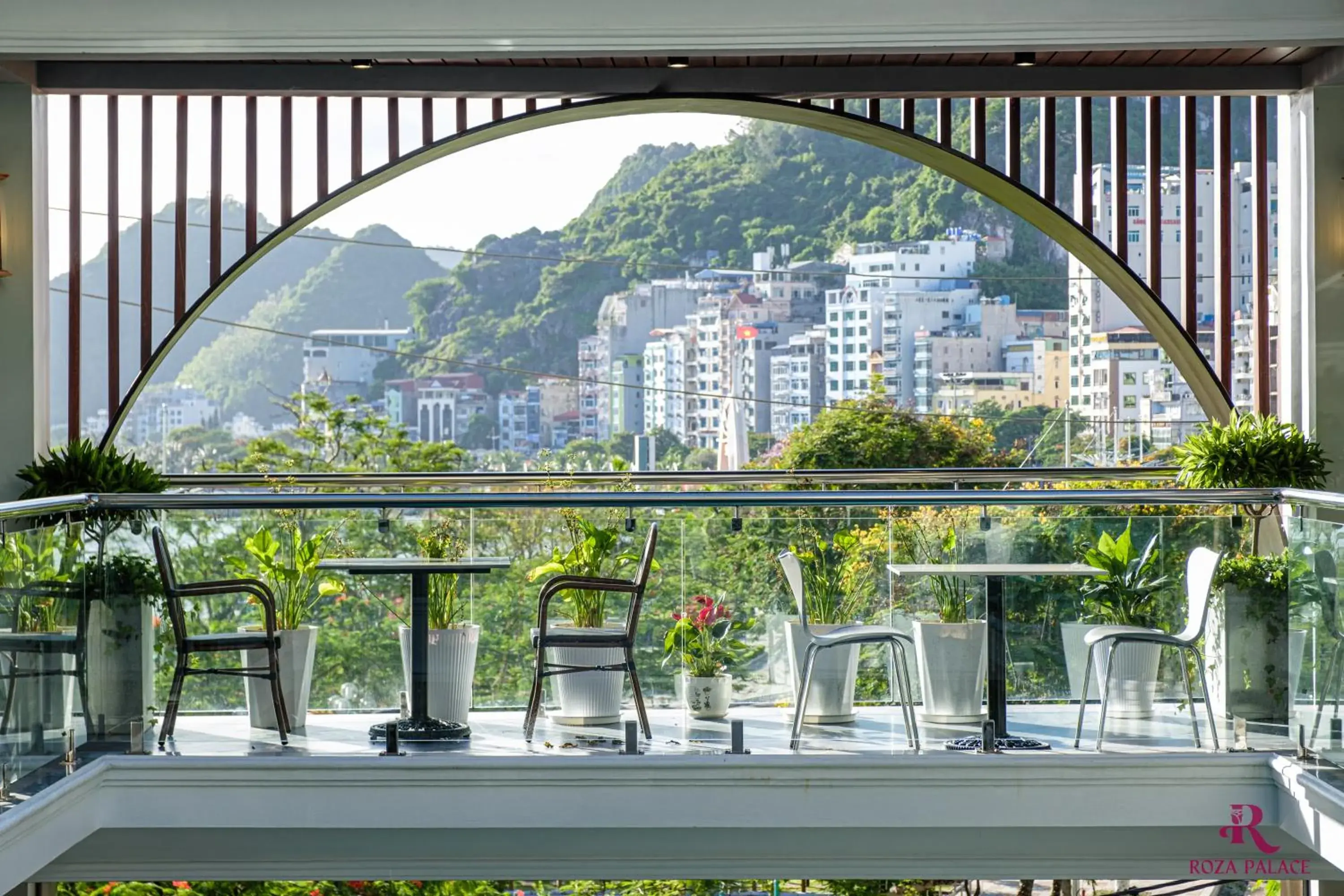 Restaurant/places to eat in Roza Palace Cat Ba Restaurant/places to eat in Roza Palace Cat Ba