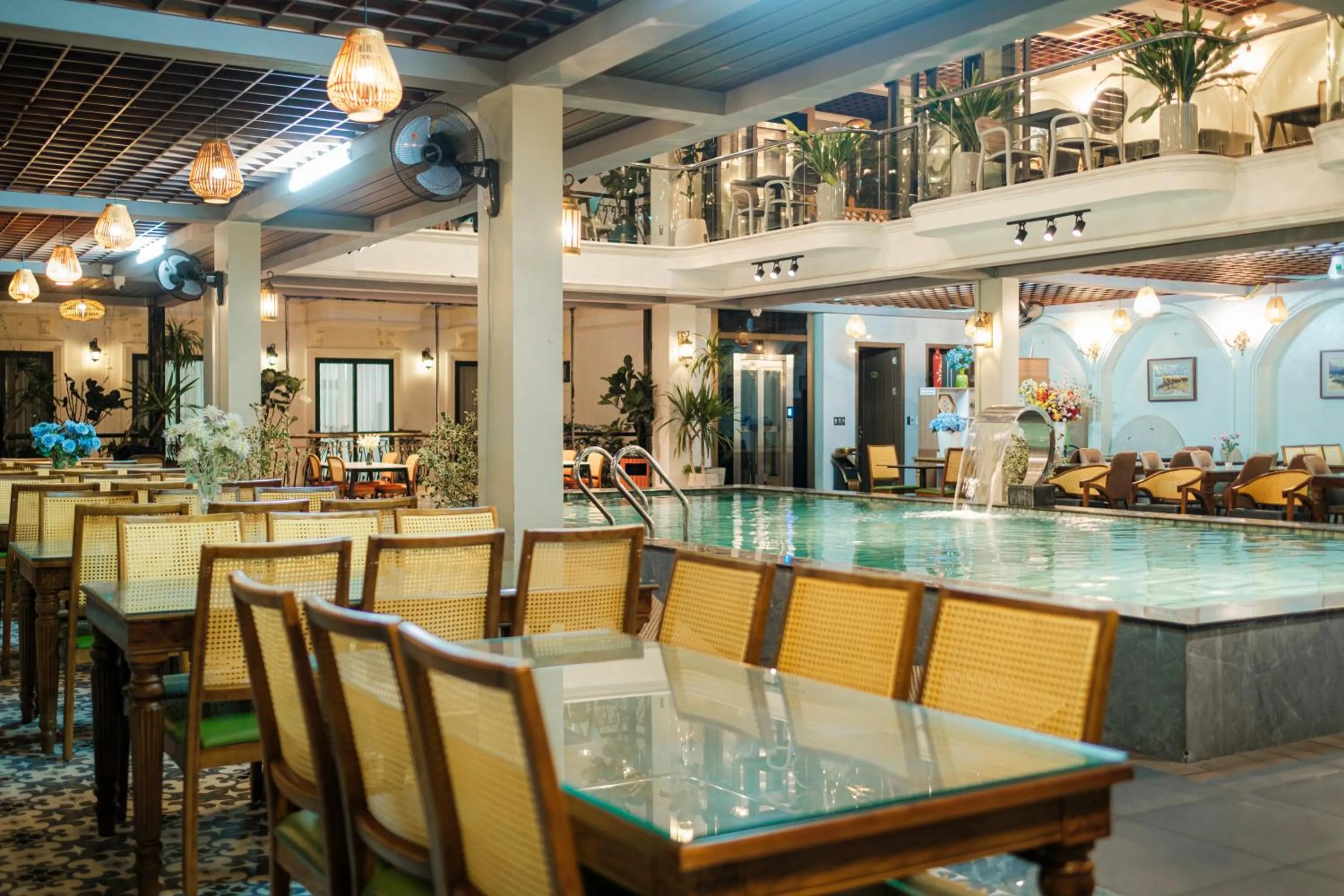 Restaurant/places to eat in Roza Palace Cat Ba