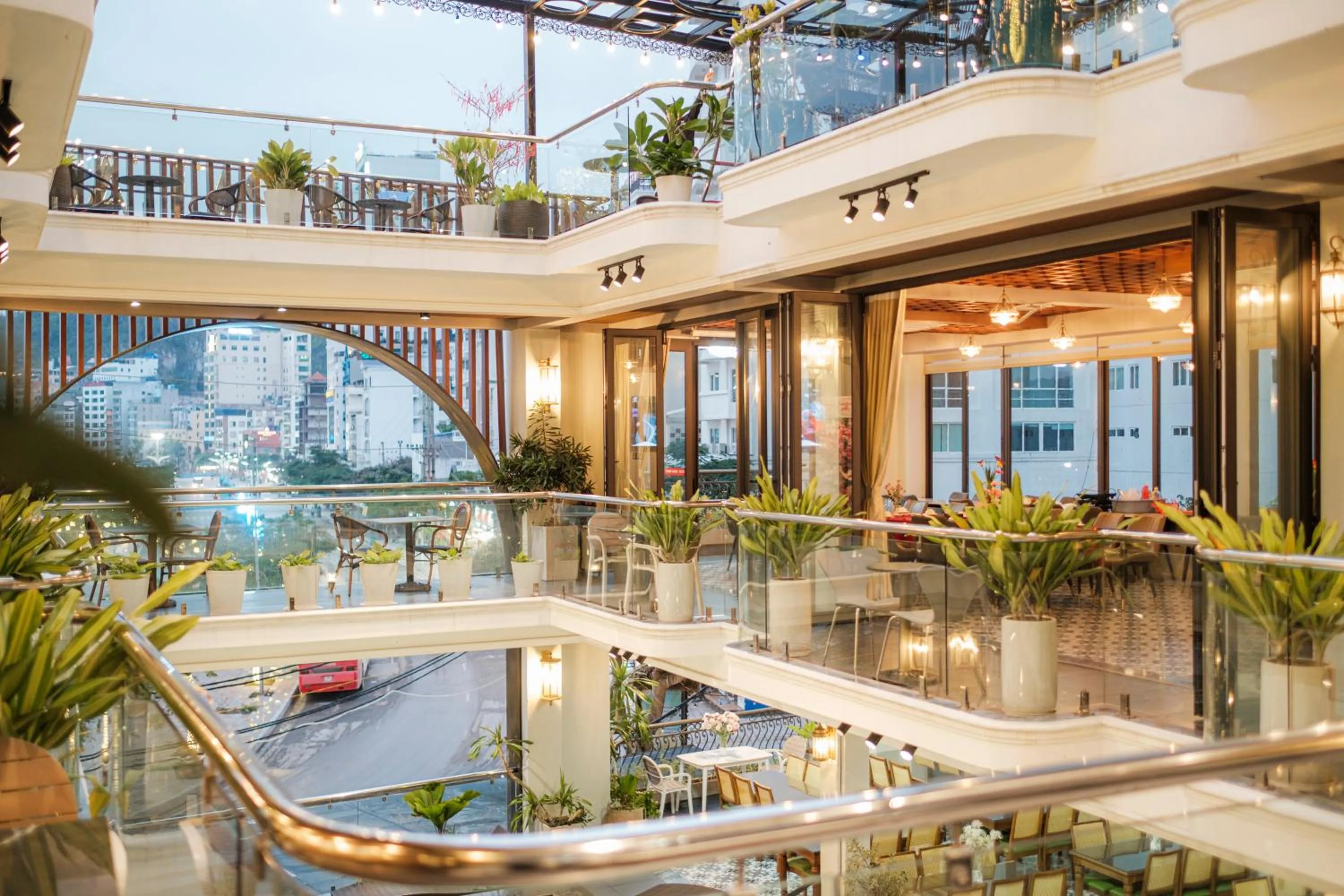 Restaurant/places to eat in Roza Palace Cat Ba