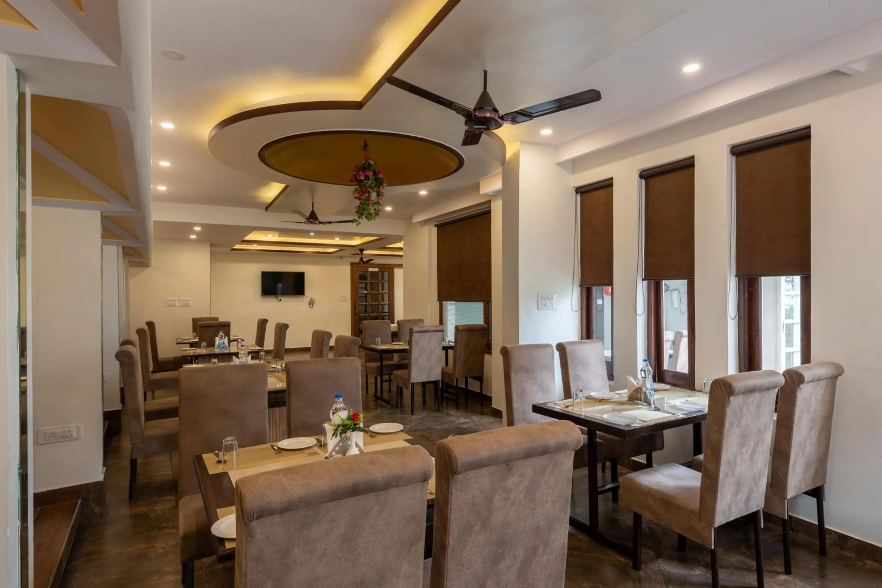 Restaurant/Places to Eat in Meghavan Resort By DLS Hotels