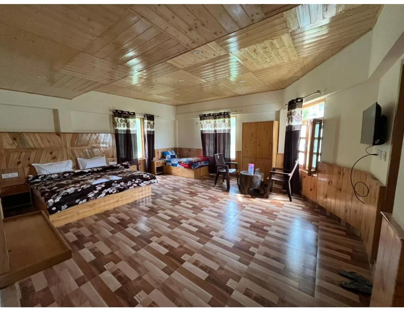 Communal lounge/ TV room, Bed in Hotel Him Paradise, Manali