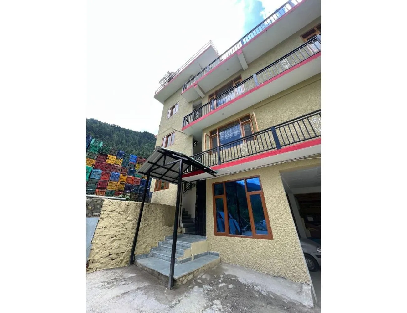 Property building in Hotel Him Paradise, Manali