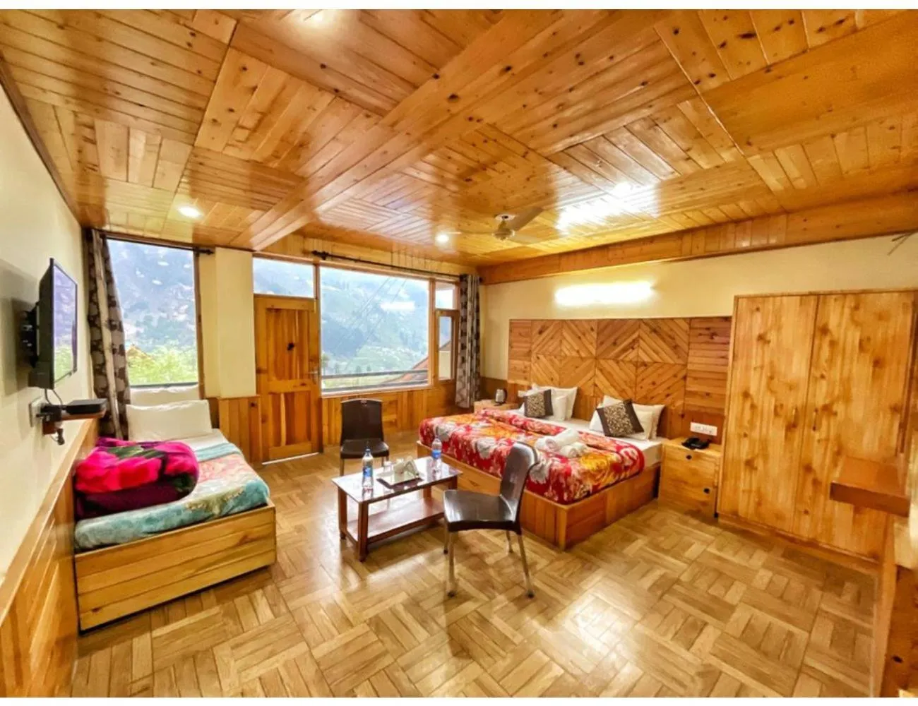 Communal lounge/ TV room, Bed in Hotel Him Paradise, Manali