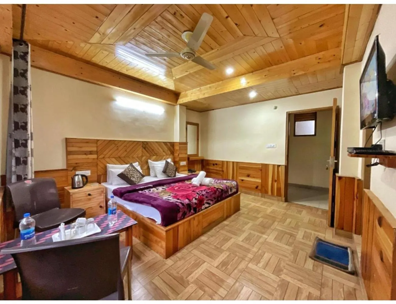 Communal lounge/ TV room, Bed in Hotel Him Paradise, Manali