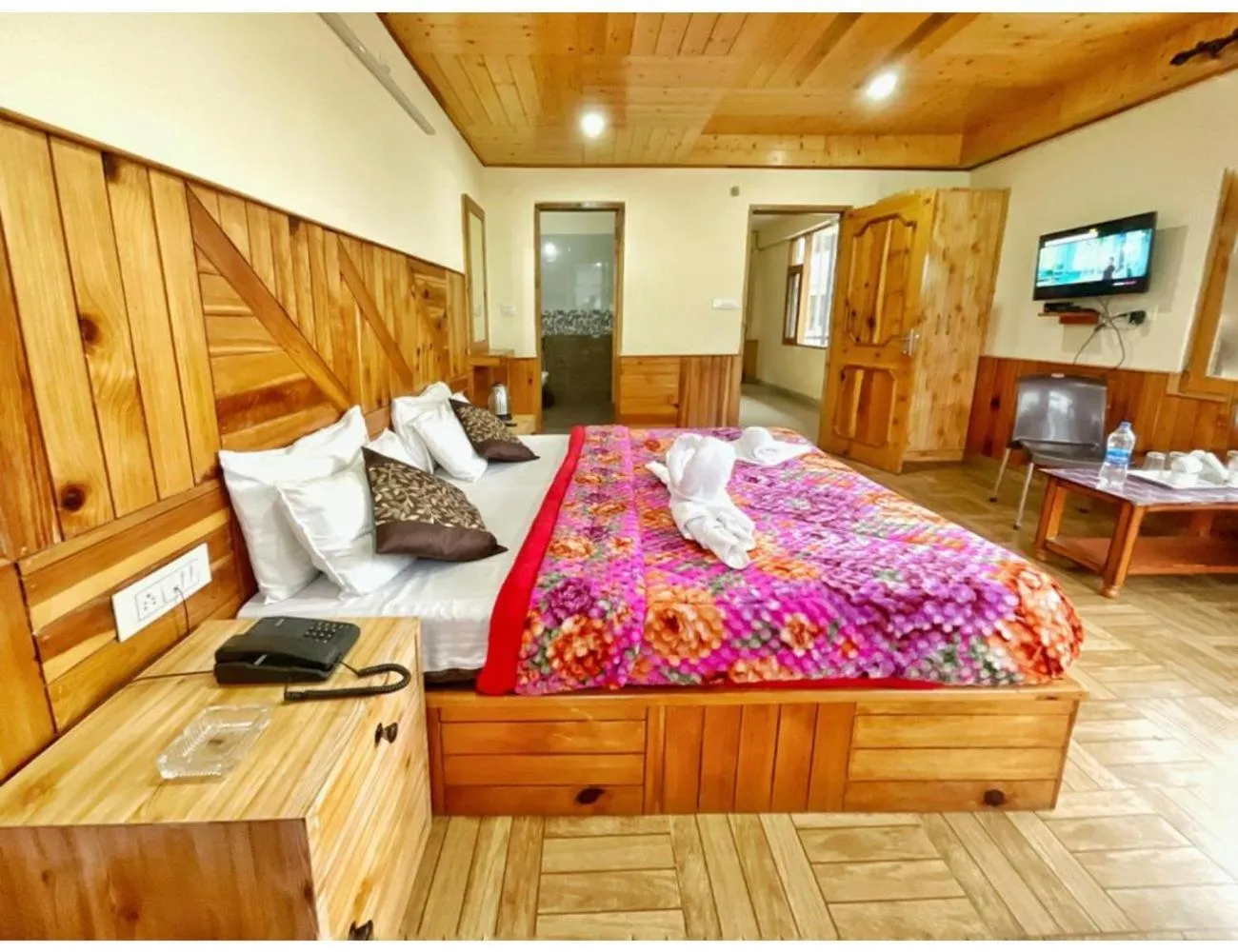 Communal lounge/ TV room, Bed in Hotel Him Paradise, Manali