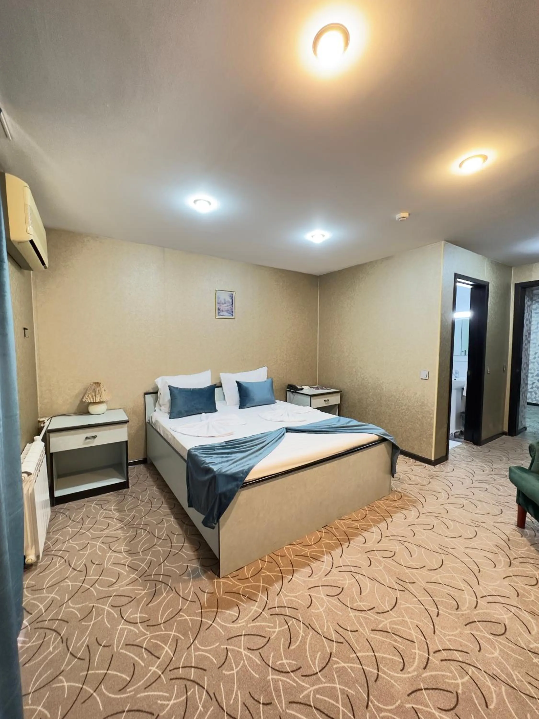 Photo of the whole room, Bed in RoseMary Inn