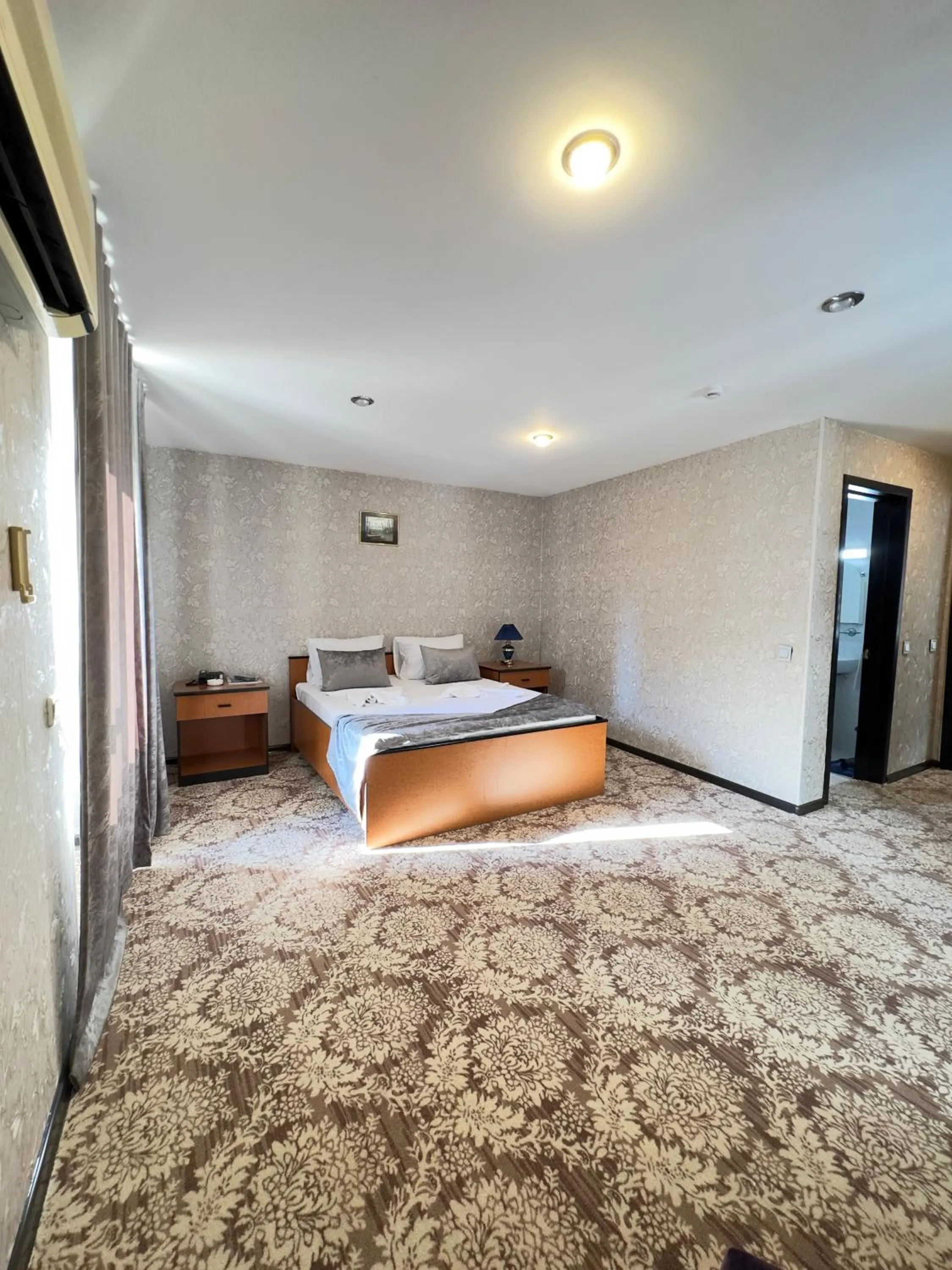 Photo of the whole room, Bed in RoseMary Inn