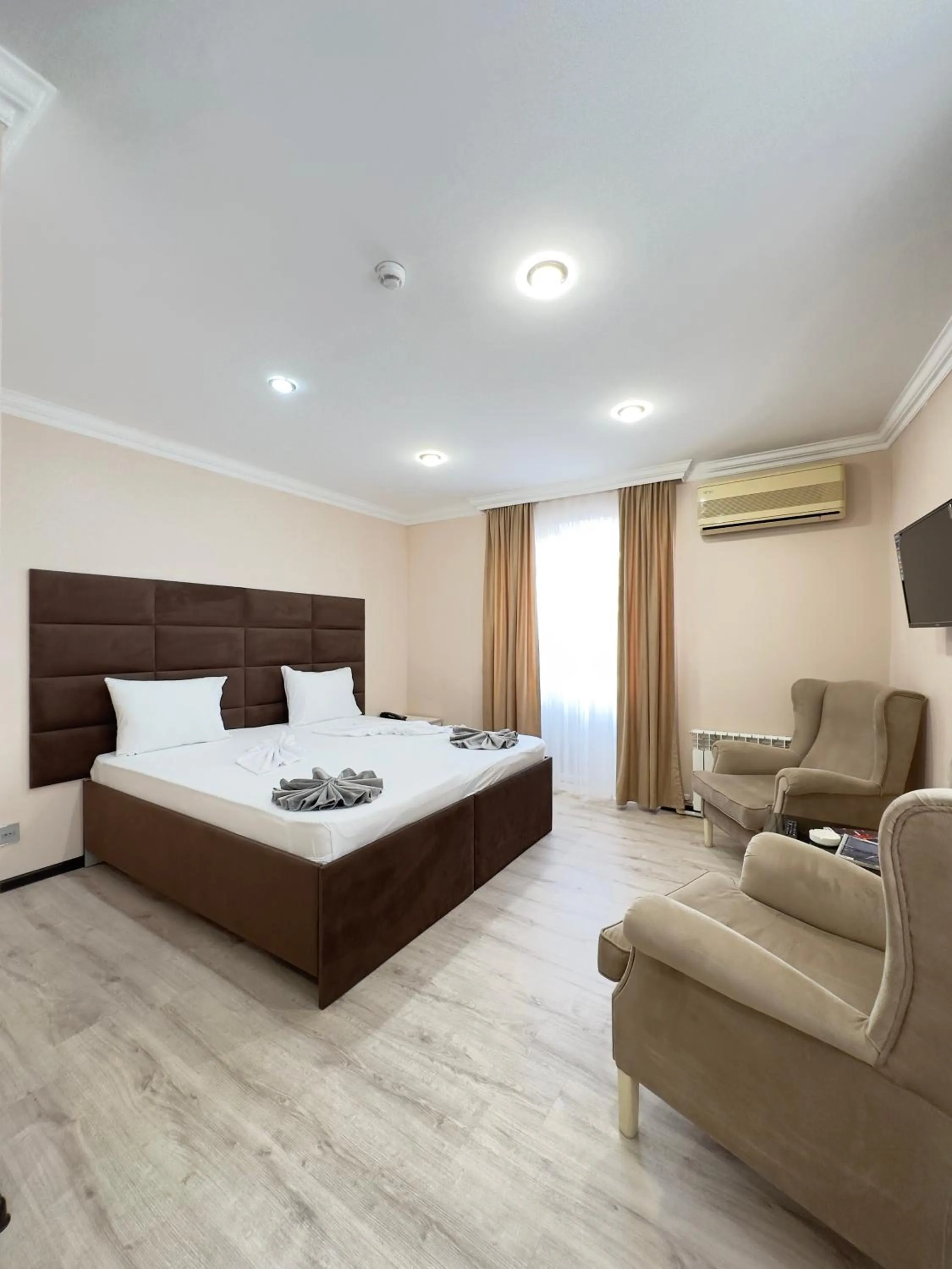 Photo of the whole room, Bed in RoseMary Inn