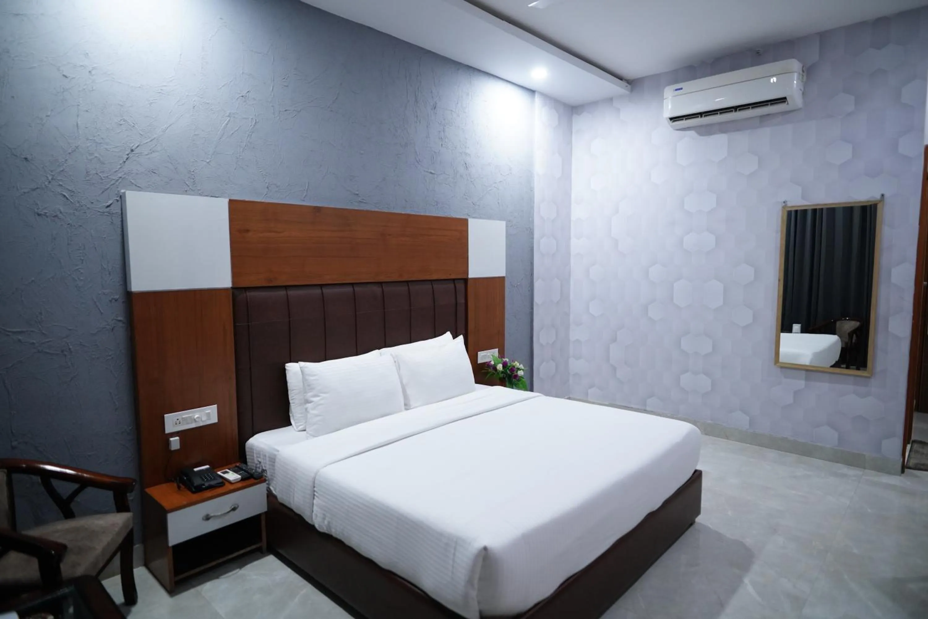 Bed in Golden Hut, Derabassi