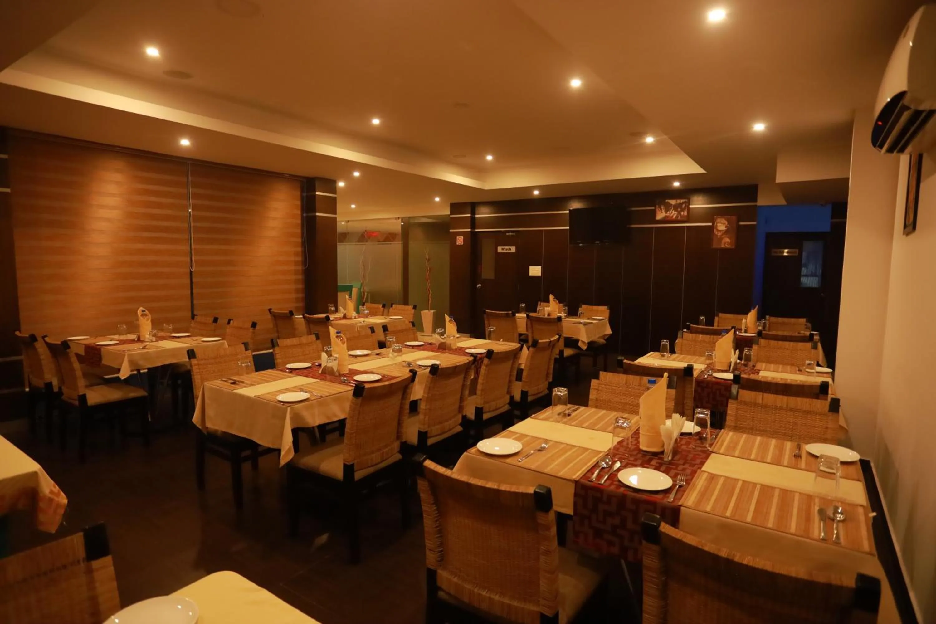 Restaurant/places to eat in Hotel Finch