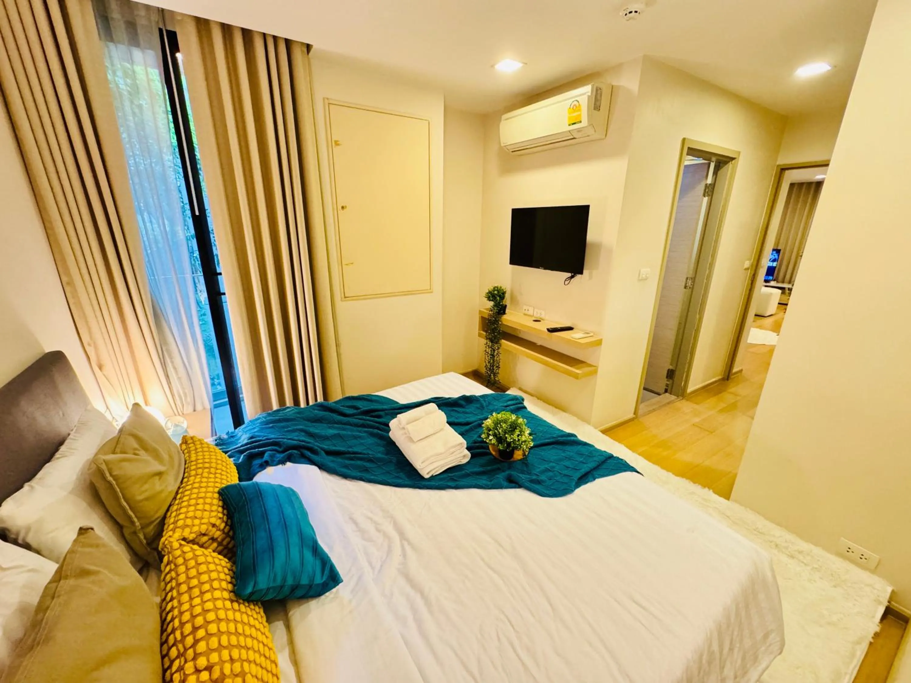 Bed in Cozy Spacious 1BR 2Bed GardenView 500m BTS Thonglo, Samitivej, SKV49, Rooftop Pool, Fast 500mbps wifi