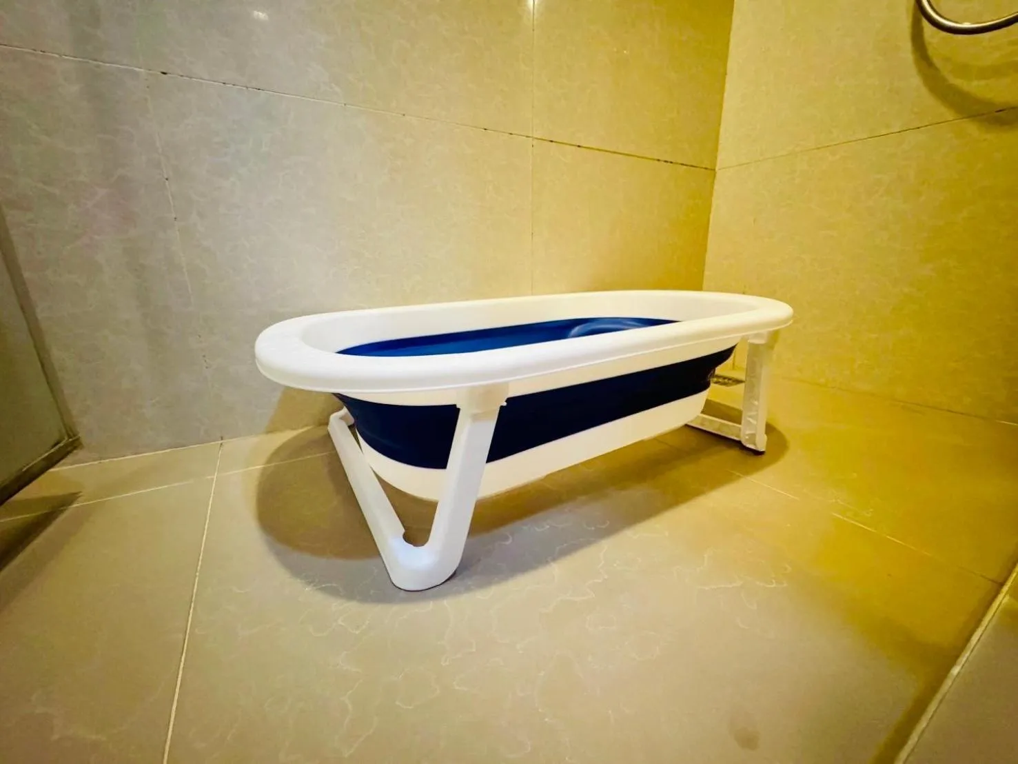 Bathroom in Cozy Spacious 1BR 2Bed GardenView 500m BTS Thonglo, Samitivej, SKV49, Rooftop Pool, Fast 500mbps wifi