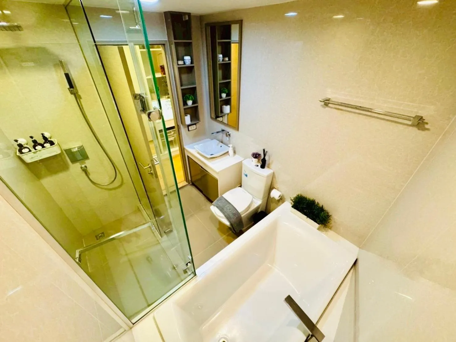 Shower in Cozy Spacious 1BR 2Bed GardenView 500m BTS Thonglo, Samitivej, SKV49, Rooftop Pool, Fast 500mbps wifi