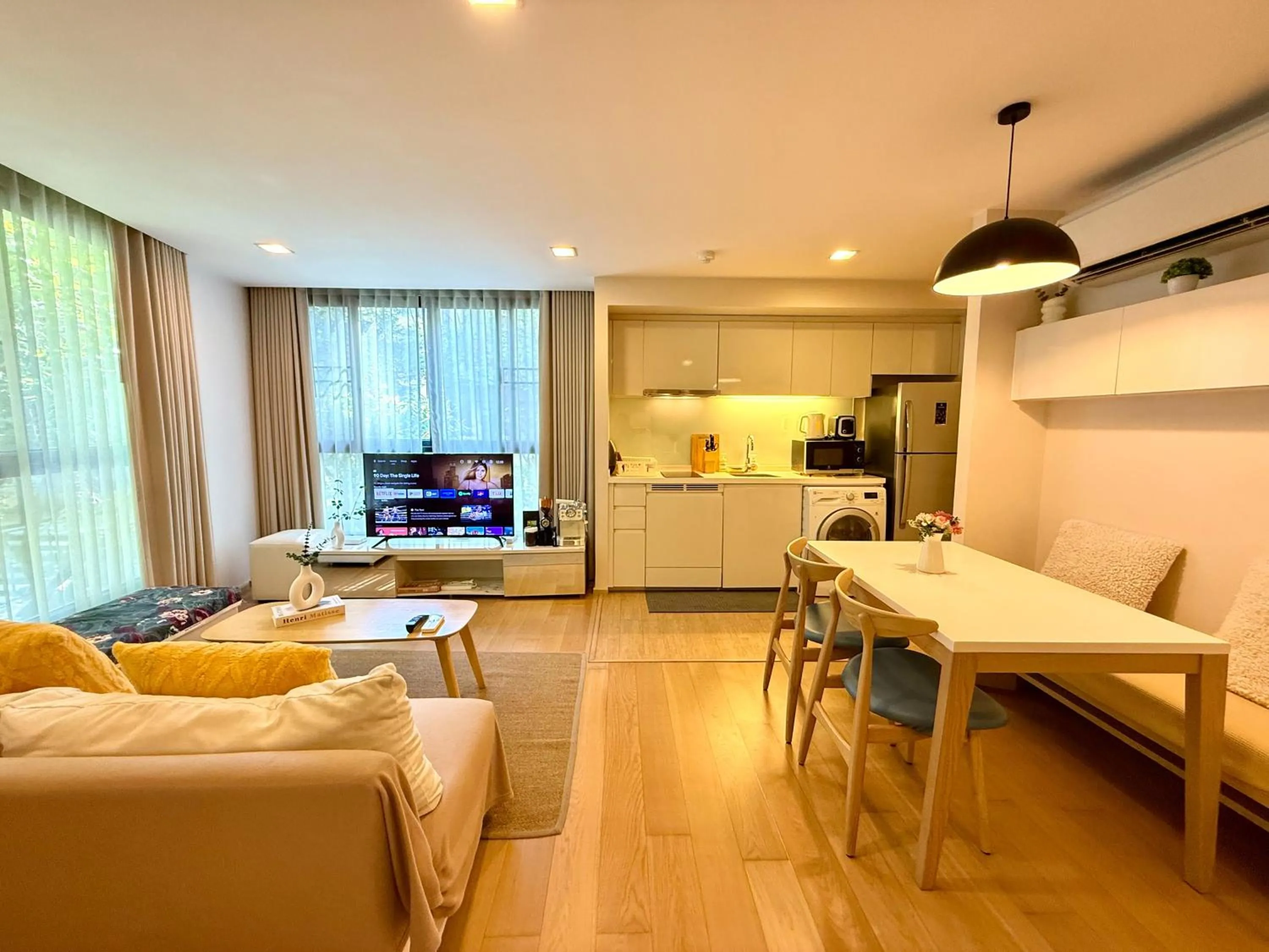 TV and multimedia in Cozy Spacious 1BR 2Bed GardenView 500m BTS Thonglo, Samitivej, SKV49, Rooftop Pool, Fast 500mbps wifi