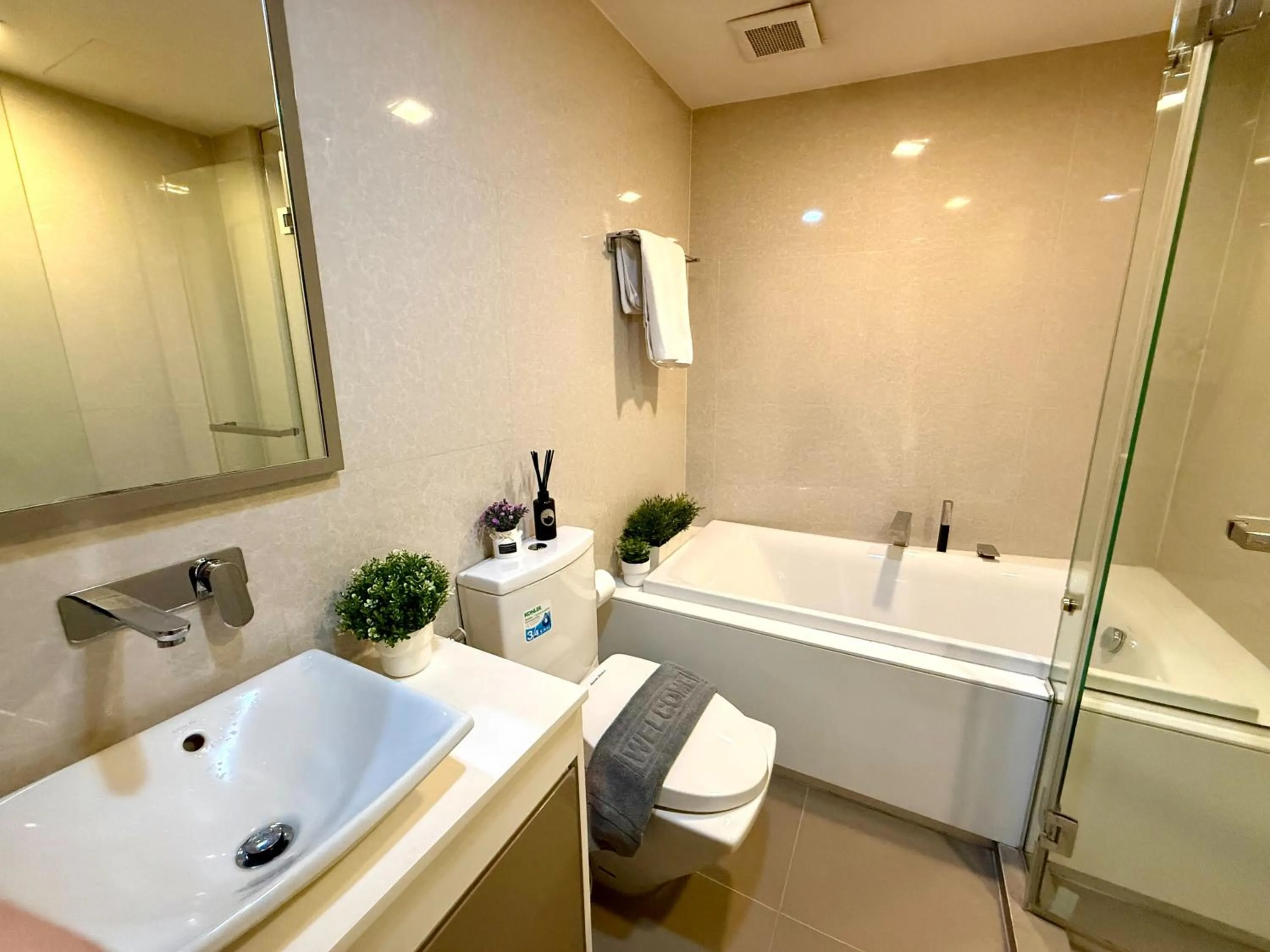 Shower in Cozy Spacious 1BR 2Bed GardenView 500m BTS Thonglo, Samitivej, SKV49, Rooftop Pool, Fast 500mbps wifi