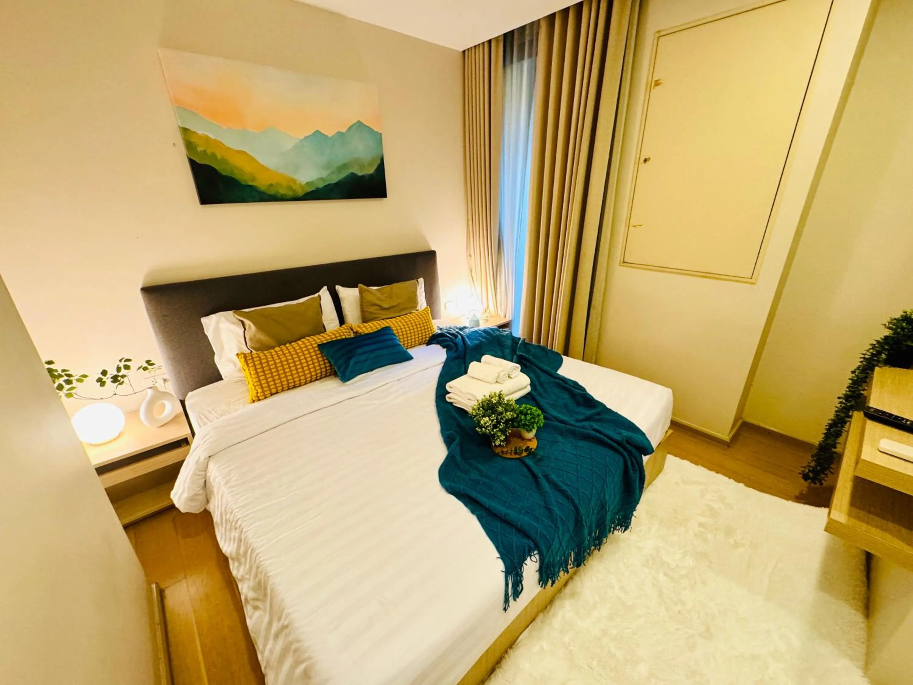 Bed in Cozy Spacious 1BR 2Bed GardenView 500m BTS Thonglo, Samitivej, SKV49, Rooftop Pool, Fast 500mbps wifi