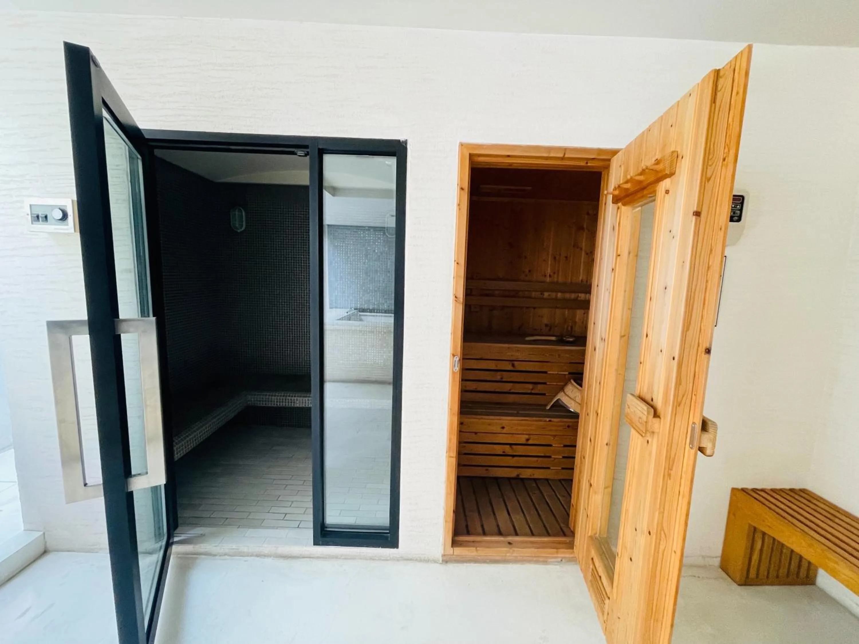 Sauna in Cozy Spacious 1BR 2Bed GardenView 500m BTS Thonglo, Samitivej, SKV49, Rooftop Pool, Fast 500mbps wifi