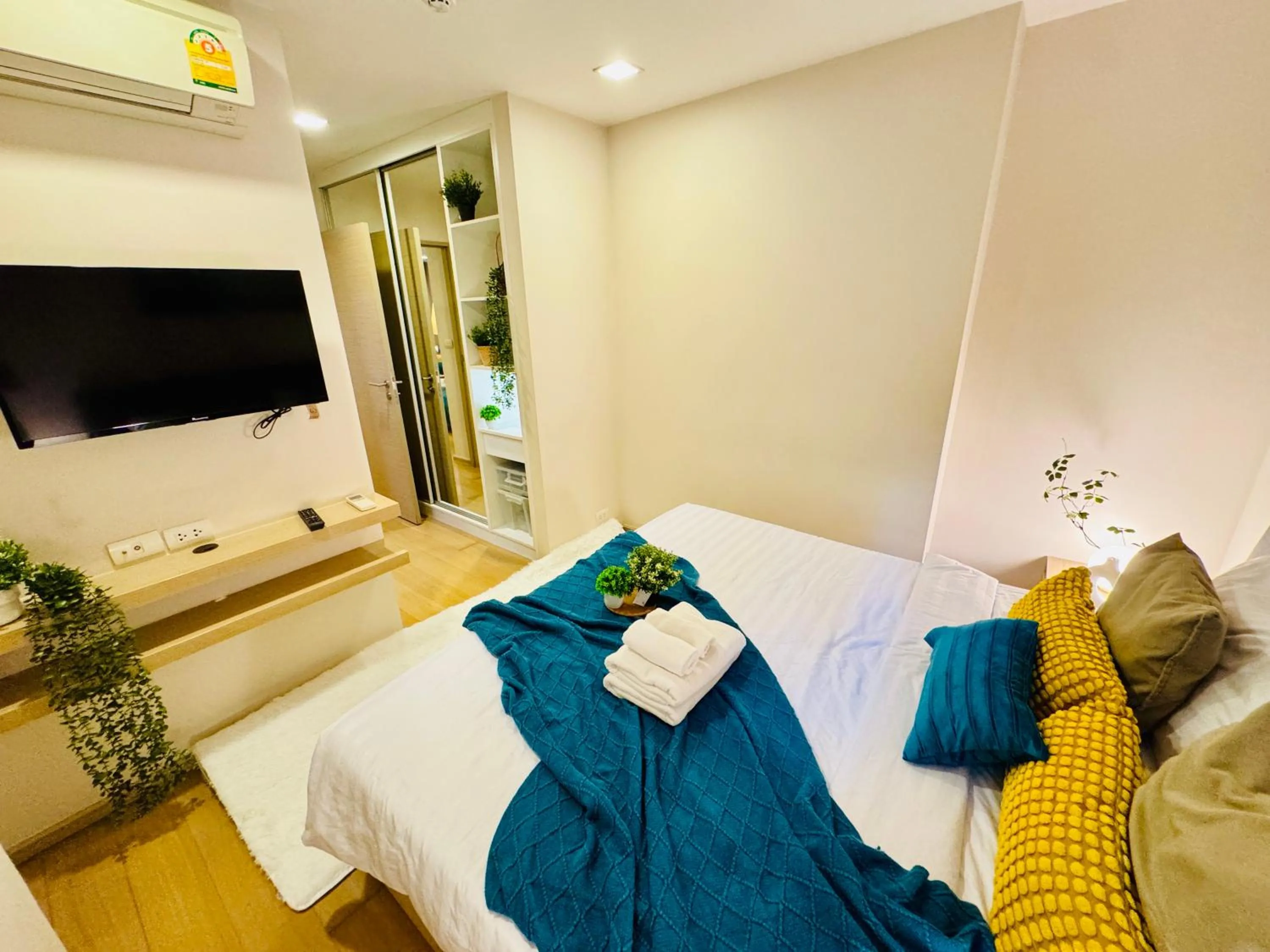 Bed in Cozy Spacious 1BR 2Bed GardenView 500m BTS Thonglo, Samitivej, SKV49, Rooftop Pool, Fast 500mbps wifi
