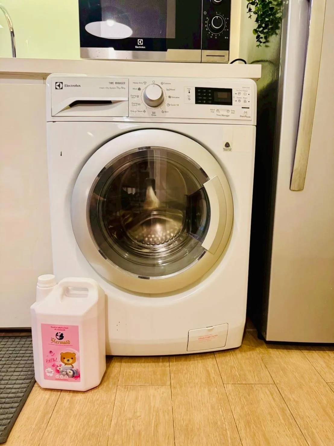 washing machine in Cozy Spacious 1BR 2Bed GardenView 500m BTS Thonglo, Samitivej, SKV49, Rooftop Pool, Fast 500mbps wifi