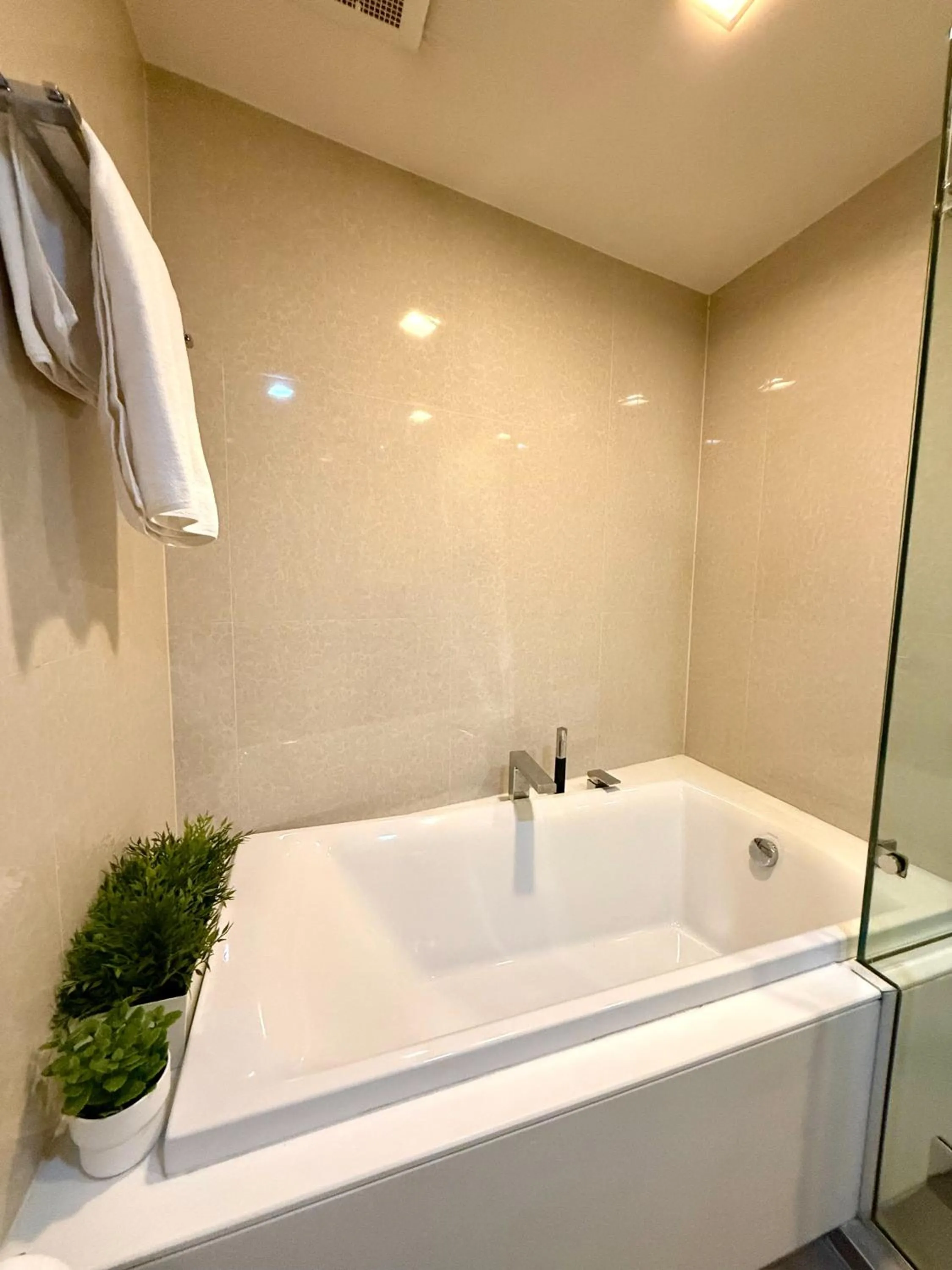 Hot Tub in Cozy Spacious 1BR 2Bed GardenView 500m BTS Thonglo, Samitivej, SKV49, Rooftop Pool, Fast 500mbps wifi