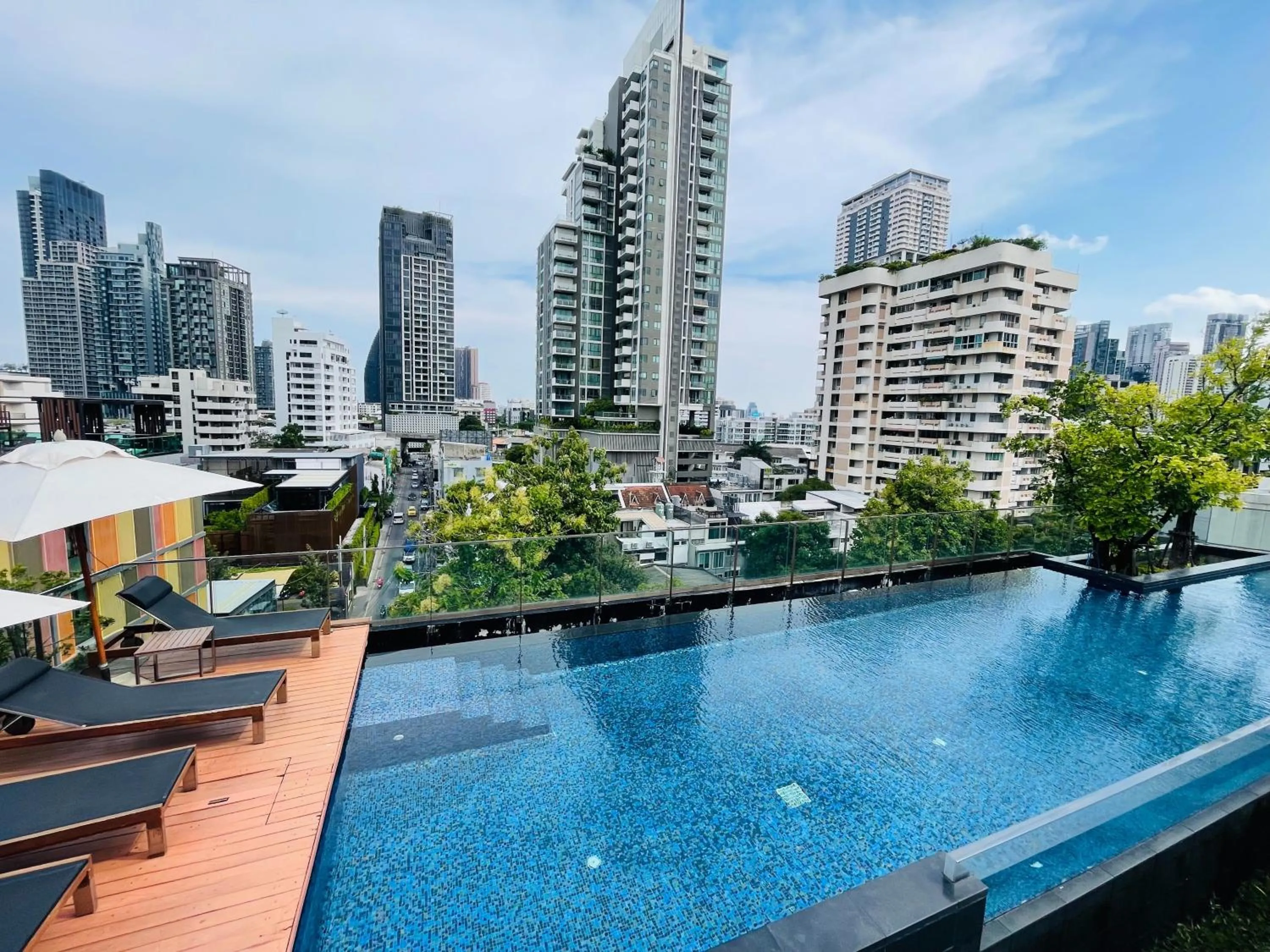 Property building in Cozy Spacious 1BR 2Bed GardenView 500m BTS Thonglo, Samitivej, SKV49, Rooftop Pool, Fast 500mbps wifi