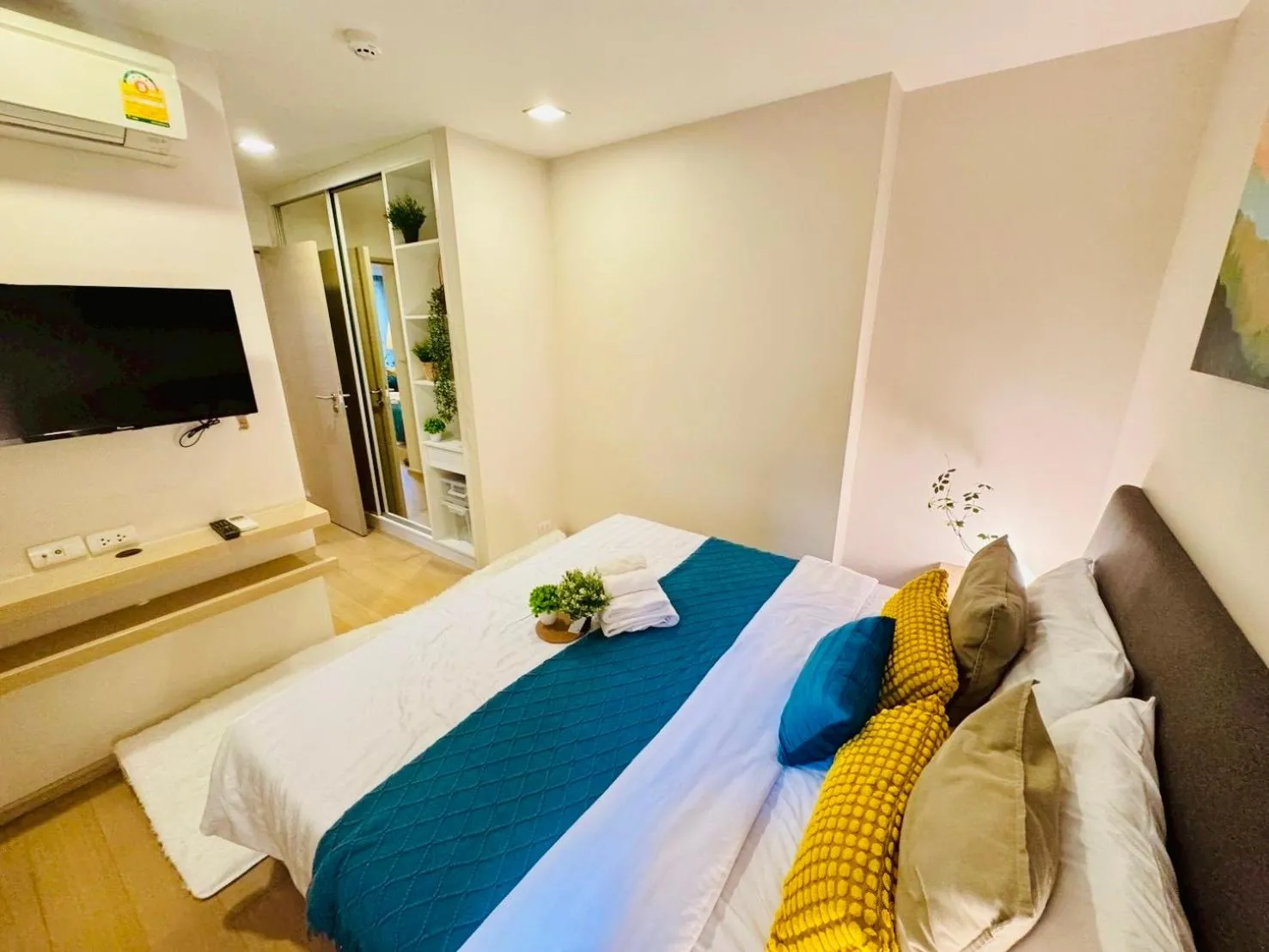 Bed in Cozy Spacious 1BR 2Bed GardenView 500m BTS Thonglo, Samitivej, SKV49, Rooftop Pool, Fast 500mbps wifi