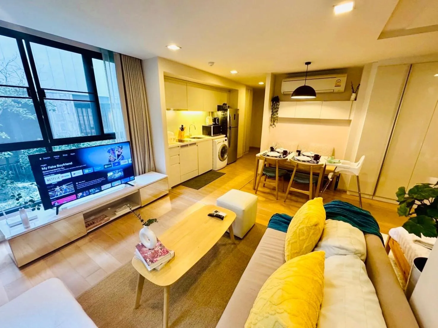 TV and multimedia in Cozy Spacious 1BR 2Bed GardenView 500m BTS Thonglo, Samitivej, SKV49, Rooftop Pool, Fast 500mbps wifi