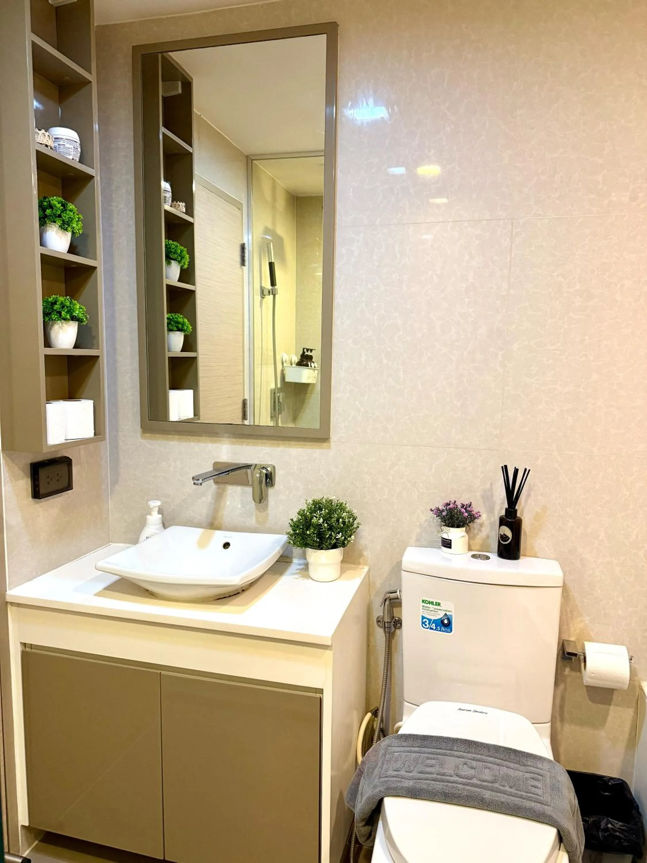 Bathroom in Cozy Spacious 1BR 2Bed GardenView 500m BTS Thonglo, Samitivej, SKV49, Rooftop Pool, Fast 500mbps wifi