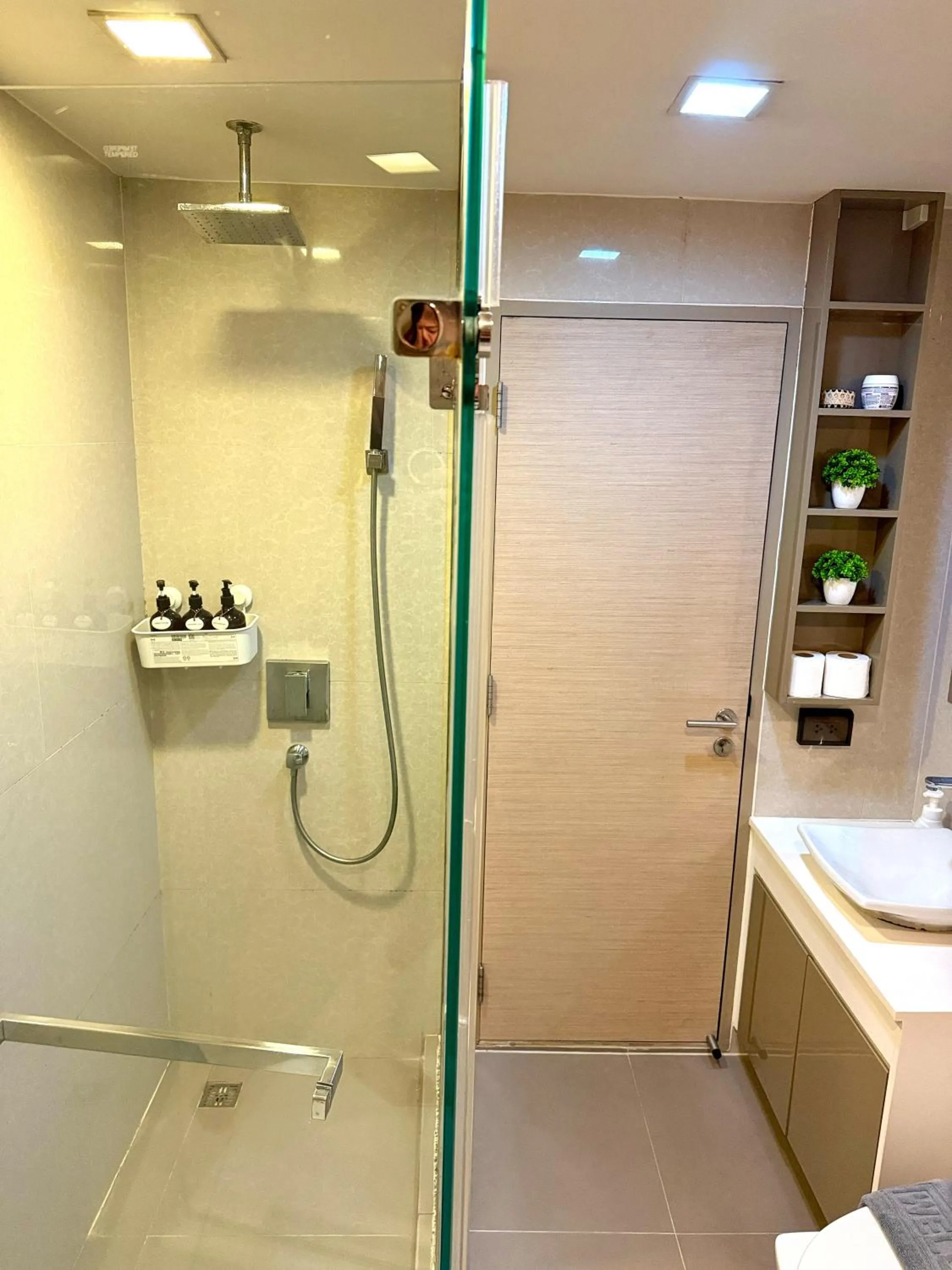 Shower in Cozy Spacious 1BR 2Bed GardenView 500m BTS Thonglo, Samitivej, SKV49, Rooftop Pool, Fast 500mbps wifi