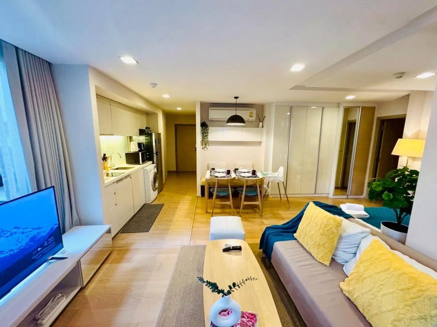 TV and multimedia in Cozy Spacious 1BR 2Bed GardenView 500m BTS Thonglo, Samitivej, SKV49, Rooftop Pool, Fast 500mbps wifi