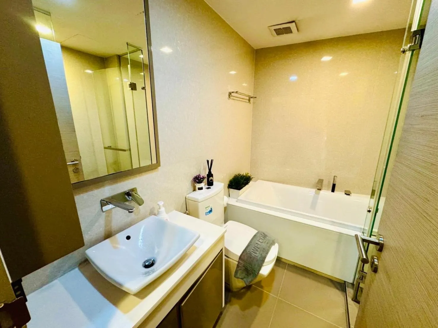 Shower in Cozy Spacious 1BR 2Bed GardenView 500m BTS Thonglo, Samitivej, SKV49, Rooftop Pool, Fast 500mbps wifi