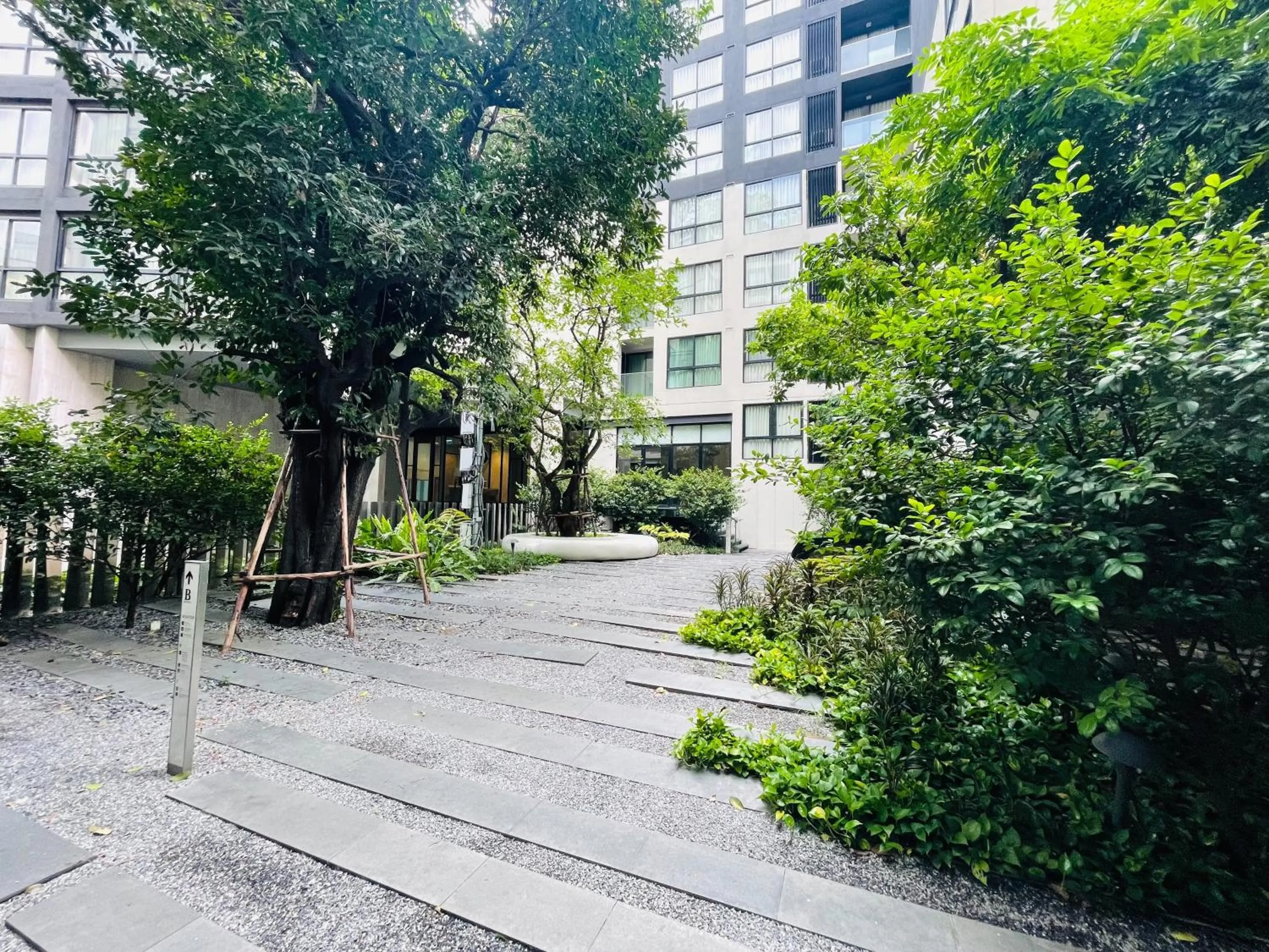 Day in Cozy Spacious 1BR 2Bed GardenView 500m BTS Thonglo, Samitivej, SKV49, Rooftop Pool, Fast 500mbps wifi