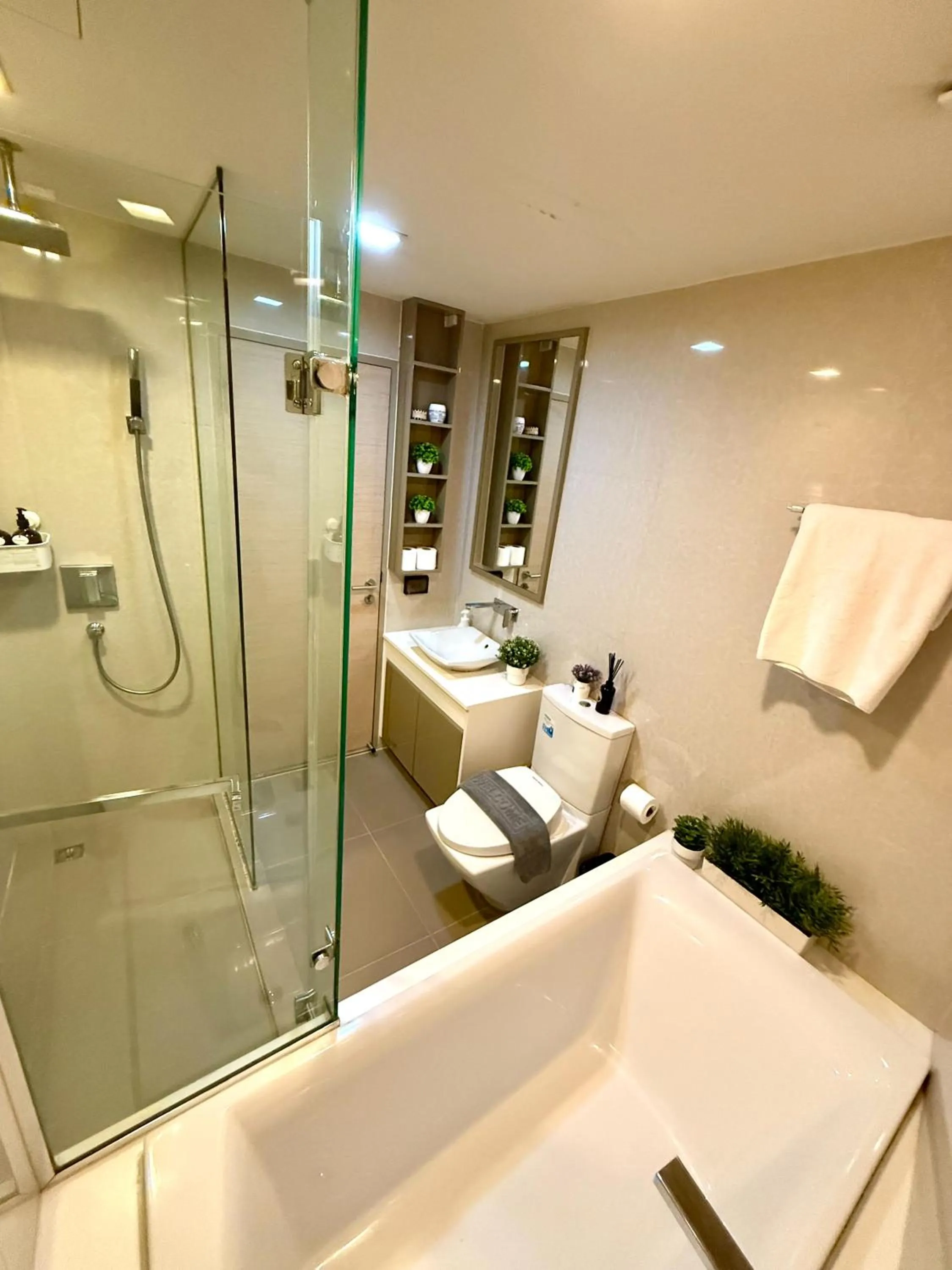 Shower in Cozy Spacious 1BR 2Bed GardenView 500m BTS Thonglo, Samitivej, SKV49, Rooftop Pool, Fast 500mbps wifi
