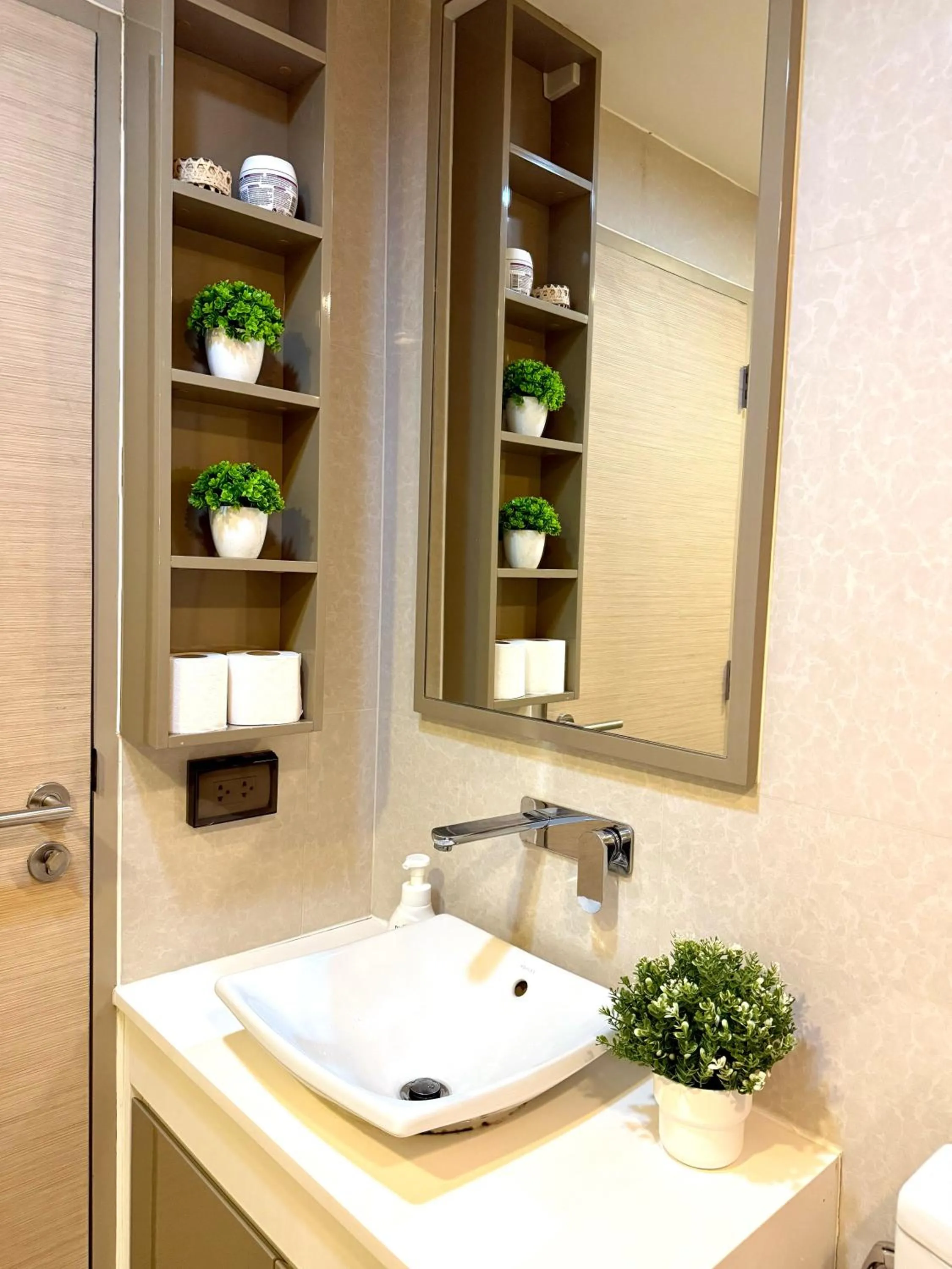 Bathroom in Cozy Spacious 1BR 2Bed GardenView 500m BTS Thonglo, Samitivej, SKV49, Rooftop Pool, Fast 500mbps wifi