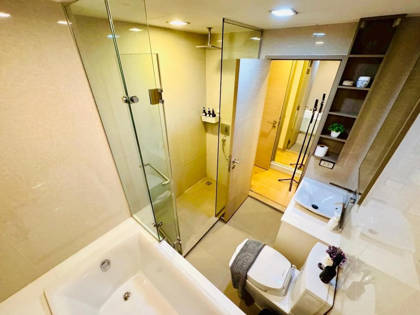 Shower in Cozy Spacious 1BR 2Bed GardenView 500m BTS Thonglo, Samitivej, SKV49, Rooftop Pool, Fast 500mbps wifi