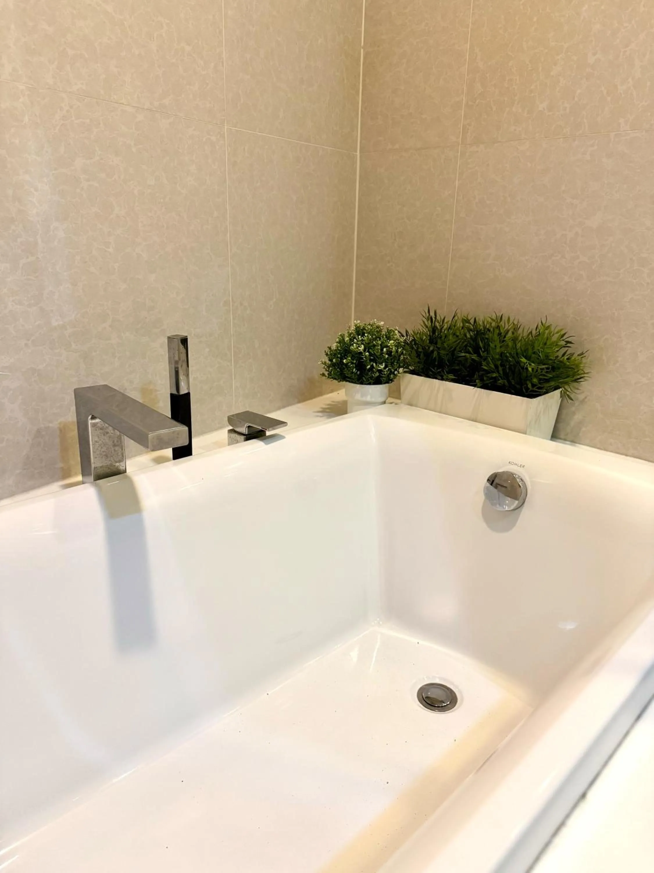 Hot Tub in Cozy Spacious 1BR 2Bed GardenView 500m BTS Thonglo, Samitivej, SKV49, Rooftop Pool, Fast 500mbps wifi