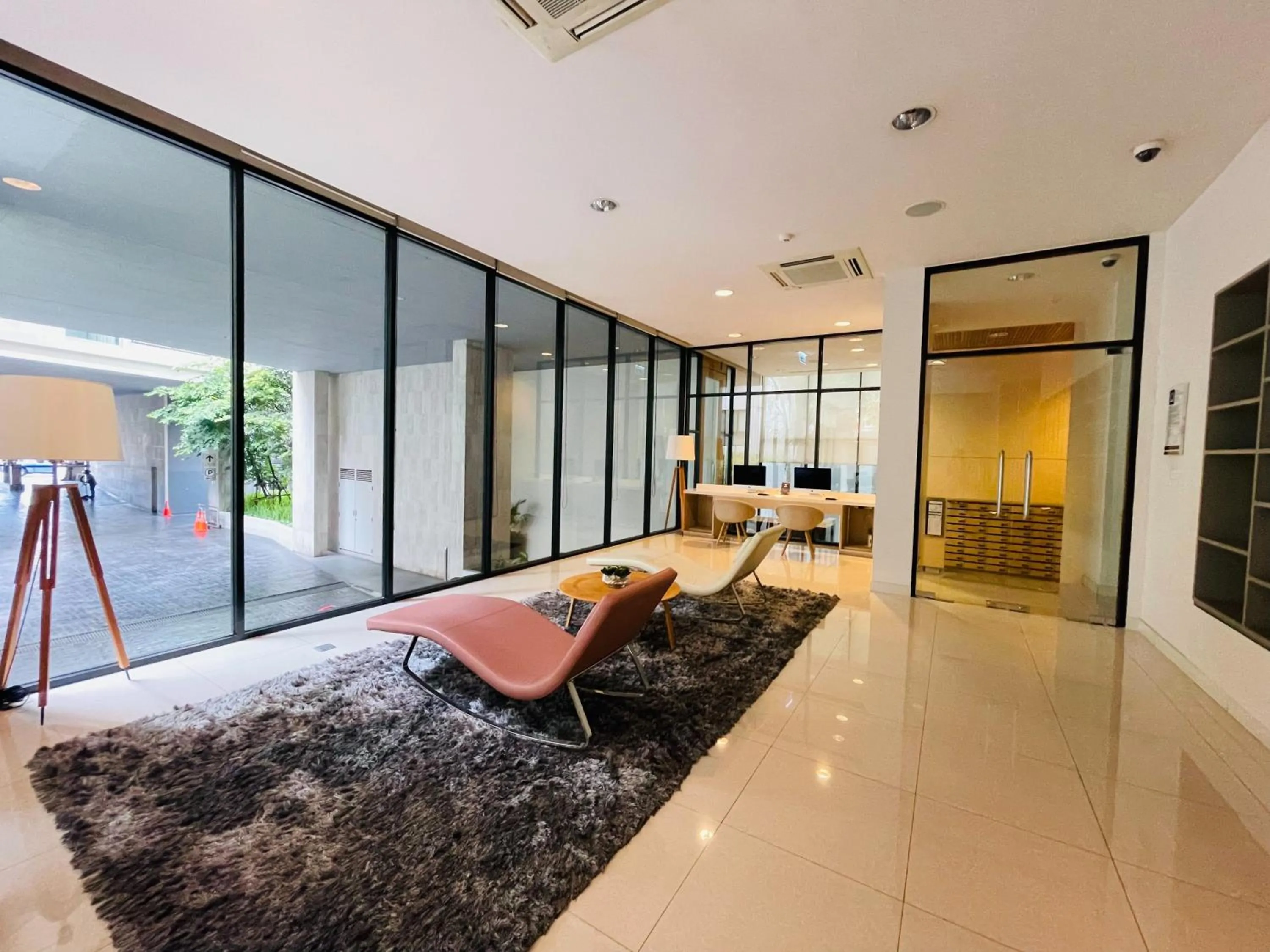 Communal lounge/ TV room in Cozy Spacious 1BR 2Bed GardenView 500m BTS Thonglo, Samitivej, SKV49, Rooftop Pool, Fast 500mbps wifi